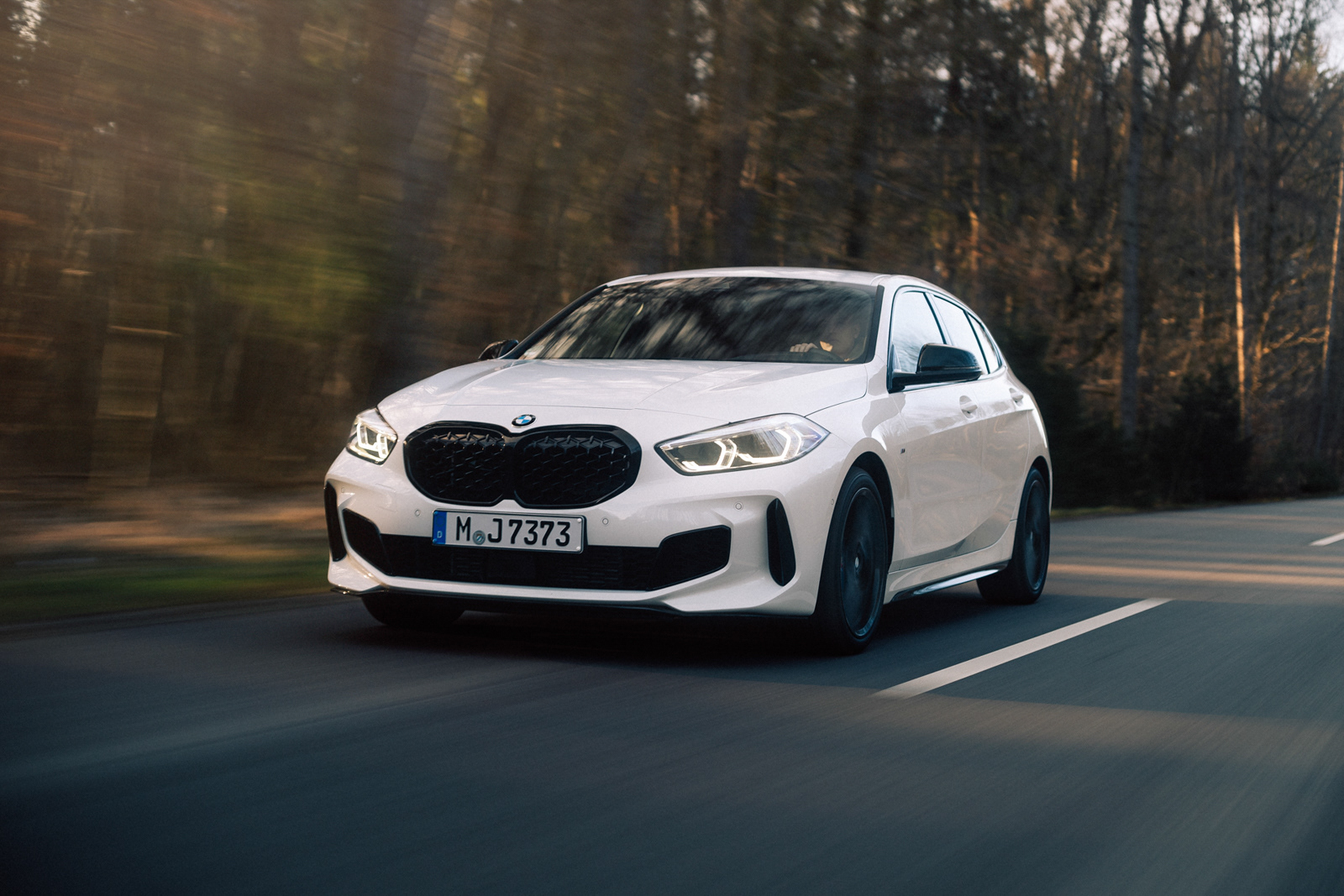 Lukas Müller Fotograf & Filmemacher - BMW M135i auf Straße bei Sonnenaufgang