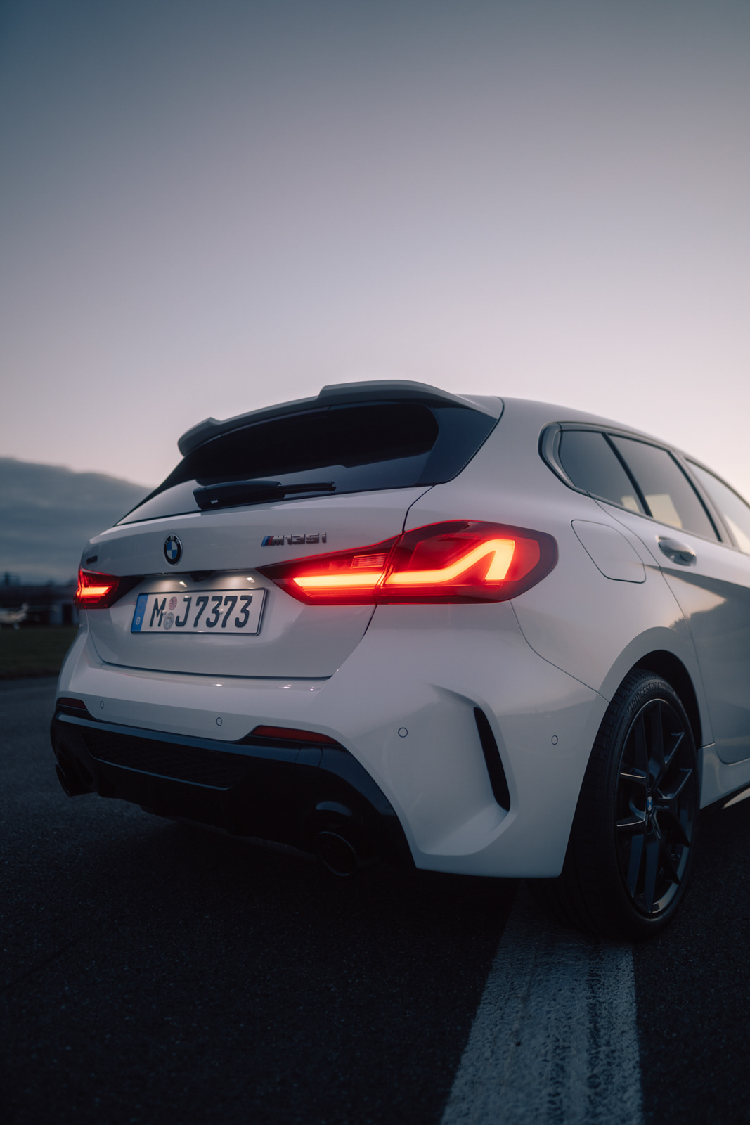 Lukas Müller Fotograf & Filmemacher - BMW M135i auf Flugplatz bei Sonnenaufgang