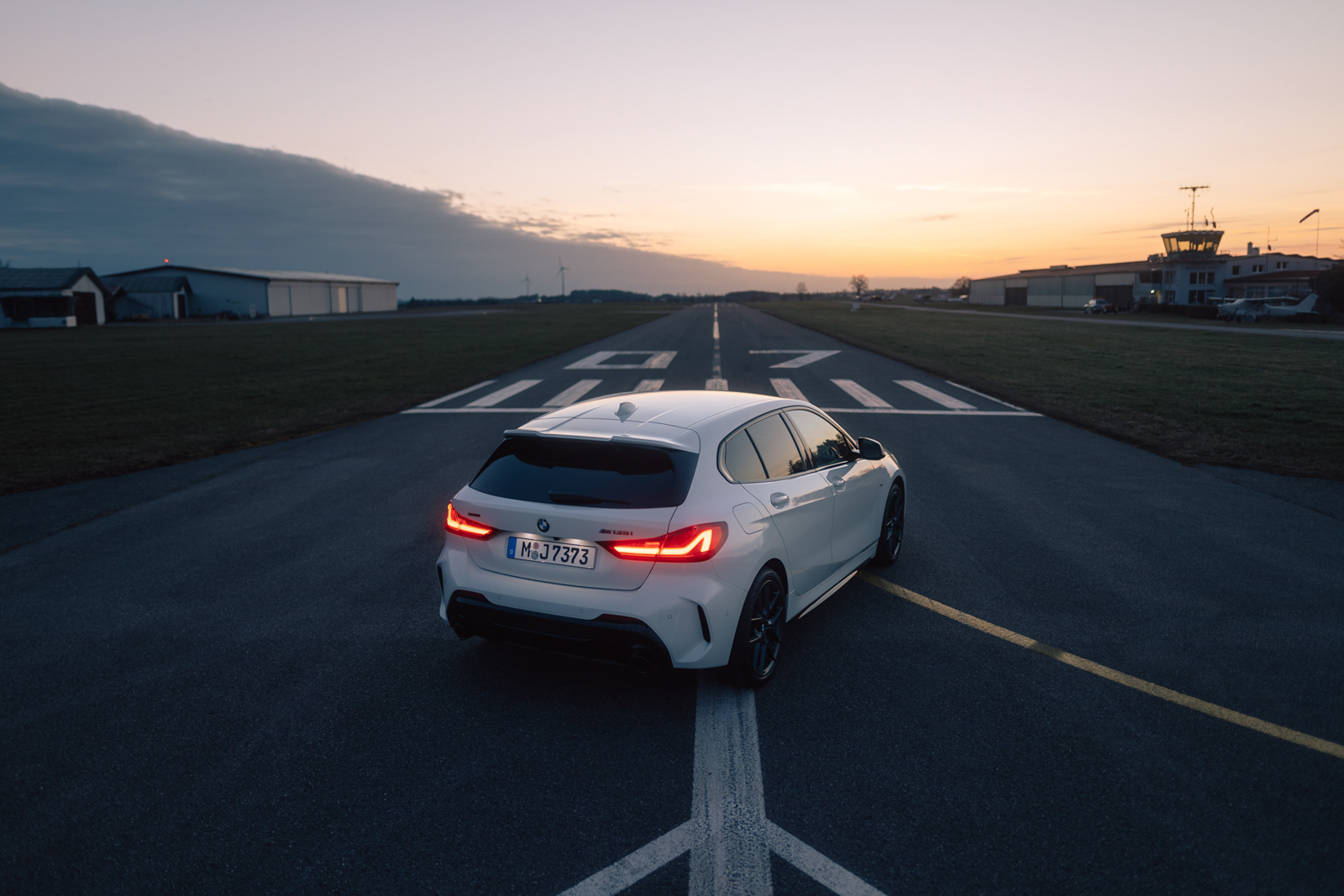 Lukas Müller Fotograf & Filmemacher - BMW M135i auf Flugplatz bei Sonnenaufgang