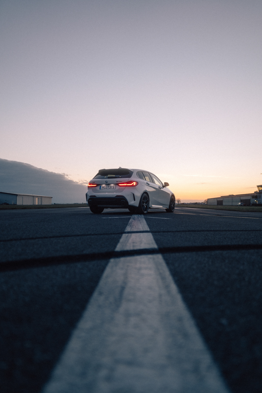 Lukas Müller Fotograf & Filmemacher - BMW M135i auf Flugplatz bei Sonnenaufgang