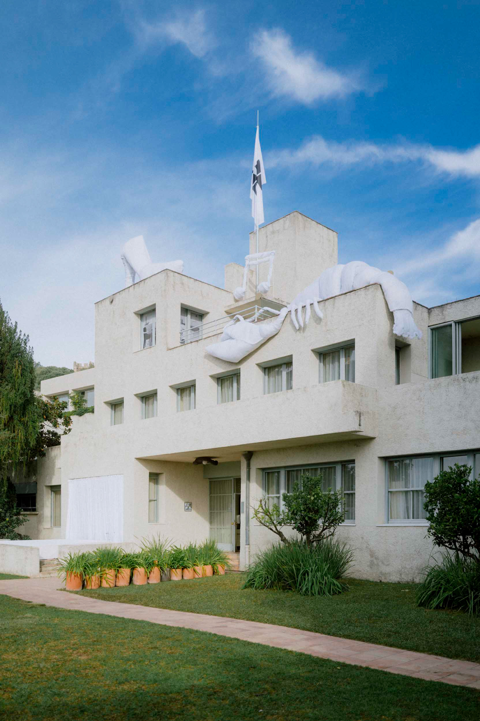 At the 39th Festival d’Hyères, Mercedes-Benz celebrated its commitment to innovative and responsible luxury and design. This year’s festival marked the 4th edition of the Mercedes-Benz Sustainability Mentorship, an initiative created to foster the next generation of fashion talent. Photographer: Lukas Müller