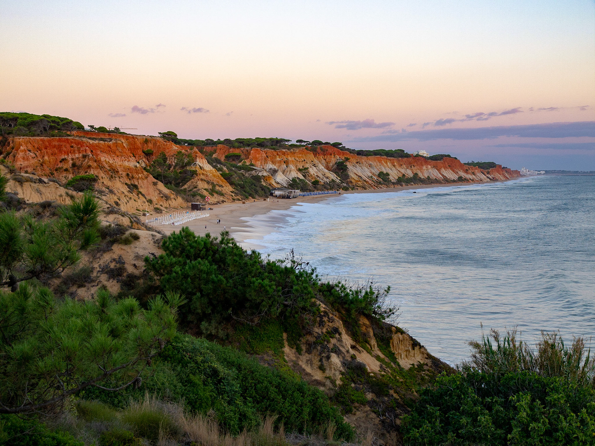 Depuis un périlleux chemin qui court sur les falaises