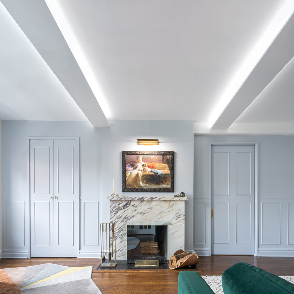 In questa suggestiva immagine di Joan Porcel, lo sguardo è rivolto all'interno di un prestigioso appartamento a Manhattan, progettato dalla talentuosa interior designer Sara Mosele. L'ambiente trasmette un'eleganza contemporanea, arricchita da dettagli raffinati e una sofisticata palette cromatica.  La luce naturale proveniente dalle ampie finestre abbraccia gli spazi, delineando con grazia arredi curati e opere d'arte selezionate con attenzione. I dettagli dell'arredamento, dalle linee pulite ai tessuti lussuosi, si fondono armoniosamente per creare un'atmosfera di raffinato equilibrio.  L'occhio esperto di Joan Porcel cattura la sinergia tra gli elementi di design e la funzionalità degli spazi, svelando la visione distintiva di Sara Mosele. Ogni angolo dell'appartamento sembra raccontare una storia di stile e comfort, offrendo una finestra visiva sulla fusione tra il dinamismo urbano di New York e l'eleganza senza tempo del design d'interni.  English:  In this captivating image by Joan Porcel, the focus is directed inside a prestigious Manhattan apartment designed by the talented interior designer Sara Mosele. The space exudes contemporary elegance, enriched with refined details and a sophisticated color palette.  Natural light pouring in through expansive windows embraces the space, gracefully outlining carefully curated furnishings and art pieces selected with precision. The details of the decor, from clean lines to luxurious fabrics, blend harmoniously to create an atmosphere of refined balance.  Joan Porcel's discerning eye captures the synergy between design elements and the functionality of the space, unveiling Sara Mosele's distinctive vision. Every corner of the apartment seems to tell a story of style and comfort, offering a visual window into the fusion of New York's urban dynamism and the timeless elegance of interior design.