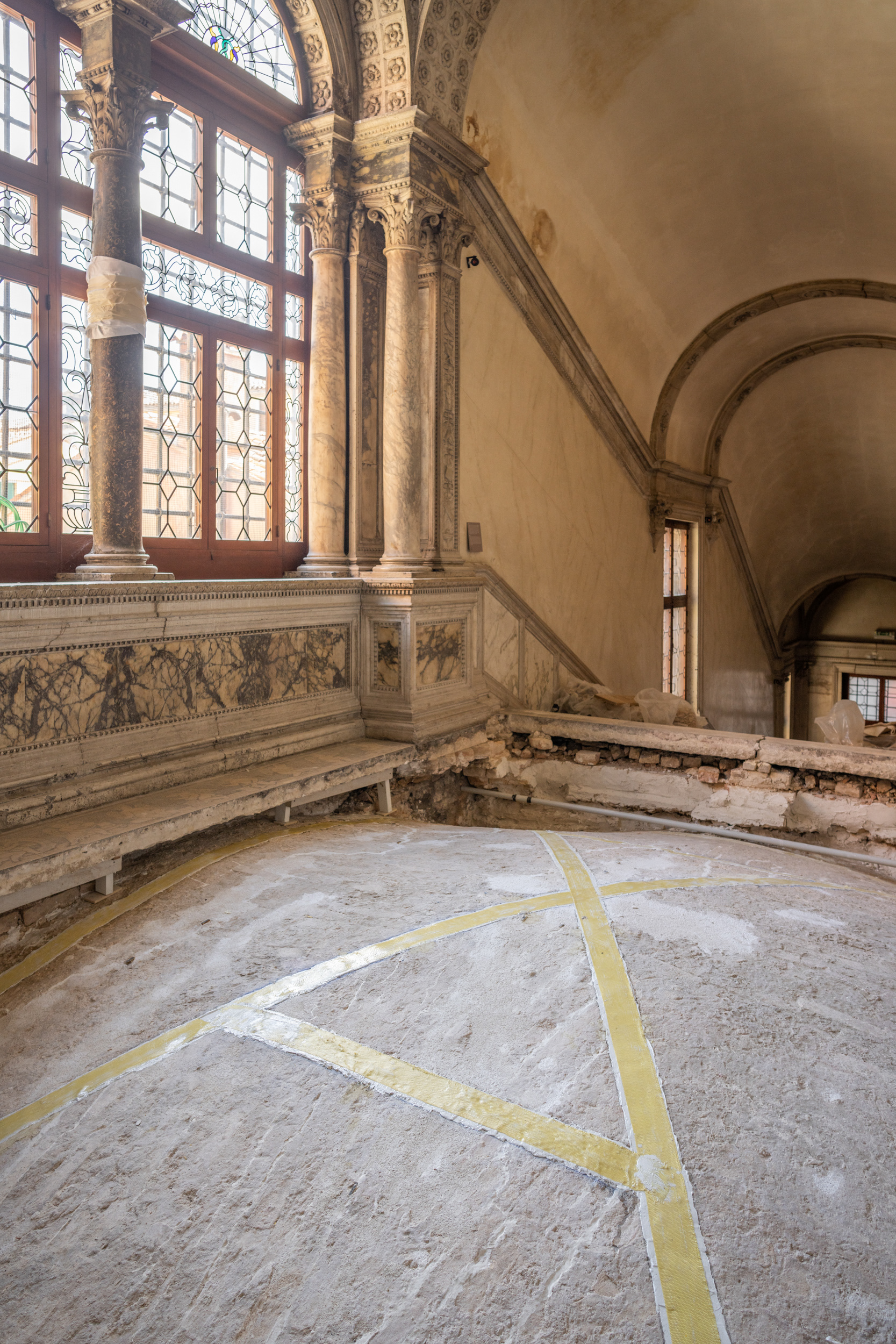 Titolo dell'Immagine: "La Rinascita dello Scalone: Un Viaggio Visivo nel Restauro della Scuola di San Giovanni Evangelista"  In questa affascinante immagine catturata da Joan Porcel, ci immergiamo nel cuore del restauro dello scalone della Scuola di San Giovanni Evangelista a Venezia. Finanziato con il sostegno di Venetian Heritage e realizzato dall'equipe di UNISVE, il progetto si presenta come un tributo alla bellezza intrinseca della storia veneziana.  La luce naturale, sapientemente filtrata attraverso i ponti luminosi veneziani, rivela dettagli d'arte e architettura che prendono vita sotto le mani esperte degli artigiani. Le impalcature raccontano la storia di un impegno collettivo per preservare e celebrare il patrimonio culturale unico di Venezia.  Ogni pennello di restauro, ogni sguardo attento allo stato originale degli affreschi e delle decorazioni, è un passo verso la rinascita di questo straordinario scalone. La mano esperta degli artigiani UNISVE ritrae con precisione il connubio tra tradizione e innovazione nel processo di recupero.  L'immagine cattura il delicato equilibrio tra il passato e il presente, trasmettendo l'emozione di vedere un luogo storico rivivere sotto la guida di Venetian Heritage e l'impegno di UNISVE nel ripristinare la grandezza artistica del passato.  English:  Image Title: "The Rebirth of the Staircase: A Visual Journey into the Restoration of the School of San Giovanni Evangelista"  In this captivating image captured by Joan Porcel, we delve into the heart of the restoration of the staircase at the School of San Giovanni Evangelista in Venice. Financed with the support of Venetian Heritage and executed by the team at UNISVE, the project stands as a tribute to the intrinsic beauty of Venetian history.  Natural light, expertly filtered through the luminous Venetian bridges, reveals details of art and architecture that come to life under the skilled hands of artisans. The scaffolding tells the story of a collective commitment to preserve and celebrate Venice's unique cultural heritage.  Every stroke of restoration, every careful gaze at the original state of frescoes and decorations, is a step toward the rebirth of this extraordinary staircase. The skilled hands of UNISVE artisans accurately portray the blend of tradition and innovation in the recovery process.  The image captures the delicate balance between the past and the present, conveying the emotion of witnessing a historic place come back to life under the guidance of Venetian Heritage and the dedication of UNISVE to restoring the artistic grandeur of the past.