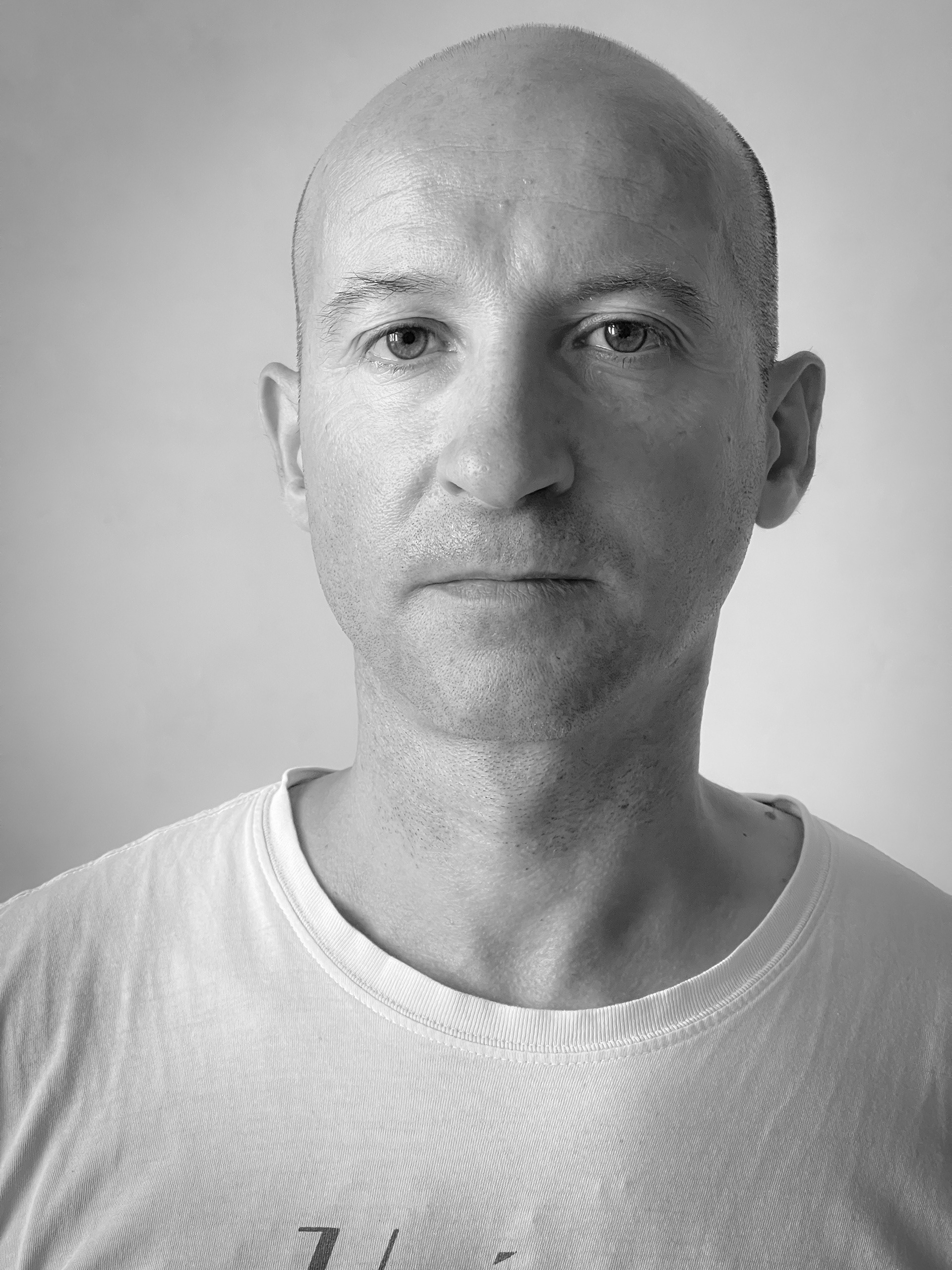 In questa toccante immagine catturata da Joan Porcel, il suo obiettivo si posa sullo sguardo penetrante di un restauratore di UNISVE. Il restauratore, avvolto dall'atmosfera intensa del suo lavoro, rivela un misto di concentrazione, passione e rispetto per l'eredità artistica che tiene tra le mani. Gli strumenti del mestiere, appoggiati con cura su una superficie di lavoro, testimoniano dell'impegno preciso e meticoloso che caratterizza il processo di restauro.  Lo sguardo fisso del restauratore riflette l'amore per l'arte e la dedizione nel preservare la storia incarnata nelle opere d'arte. La luce che cade delicatamente su di lui mette in risalto l'importanza del suo ruolo nel dare nuova vita a opere che sono testimonianze preziose di un'epoca passata.  L'immagine cattura un momento intimo e riflessivo, sottolineando la connessione emotiva tra l'artista e l'opera che sta restaurando. Joan Porcel, con la sua maestria nell'immortalare momenti significativi, ci offre uno sguardo privilegiato nel mondo affascinante e impegnativo del restauro artistico.  English:  In this poignant image captured by Joan Porcel, his lens focuses on the piercing gaze of a UNISVE restorer. The restorer, enveloped in the intense atmosphere of their work, reveals a mix of concentration, passion, and reverence for the artistic heritage they hold in their hands. The tools of the trade, carefully arranged on a work surface, bear witness to the precise and meticulous commitment that characterizes the restoration process.  The unwavering gaze of the restorer reflects a love for art and dedication to preserving the history embodied in the artworks. The light gently falling on them highlights the significance of their role in breathing new life into works that are precious testimonies of a bygone era.  The image captures an intimate and reflective moment, emphasizing the emotional connection between the artist and the work they are restoring. Joan Porcel, with his mastery in immortalizing significant moments, offers us a privileged glimpse into the fascinating and challenging world of artistic restoration.