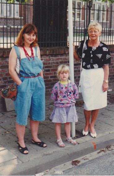 v.l.n.r. dochter Meriam, kleindochter Sanne en Jenny. Het broeijurkje van Sanne heeft Jenny gemaakt.