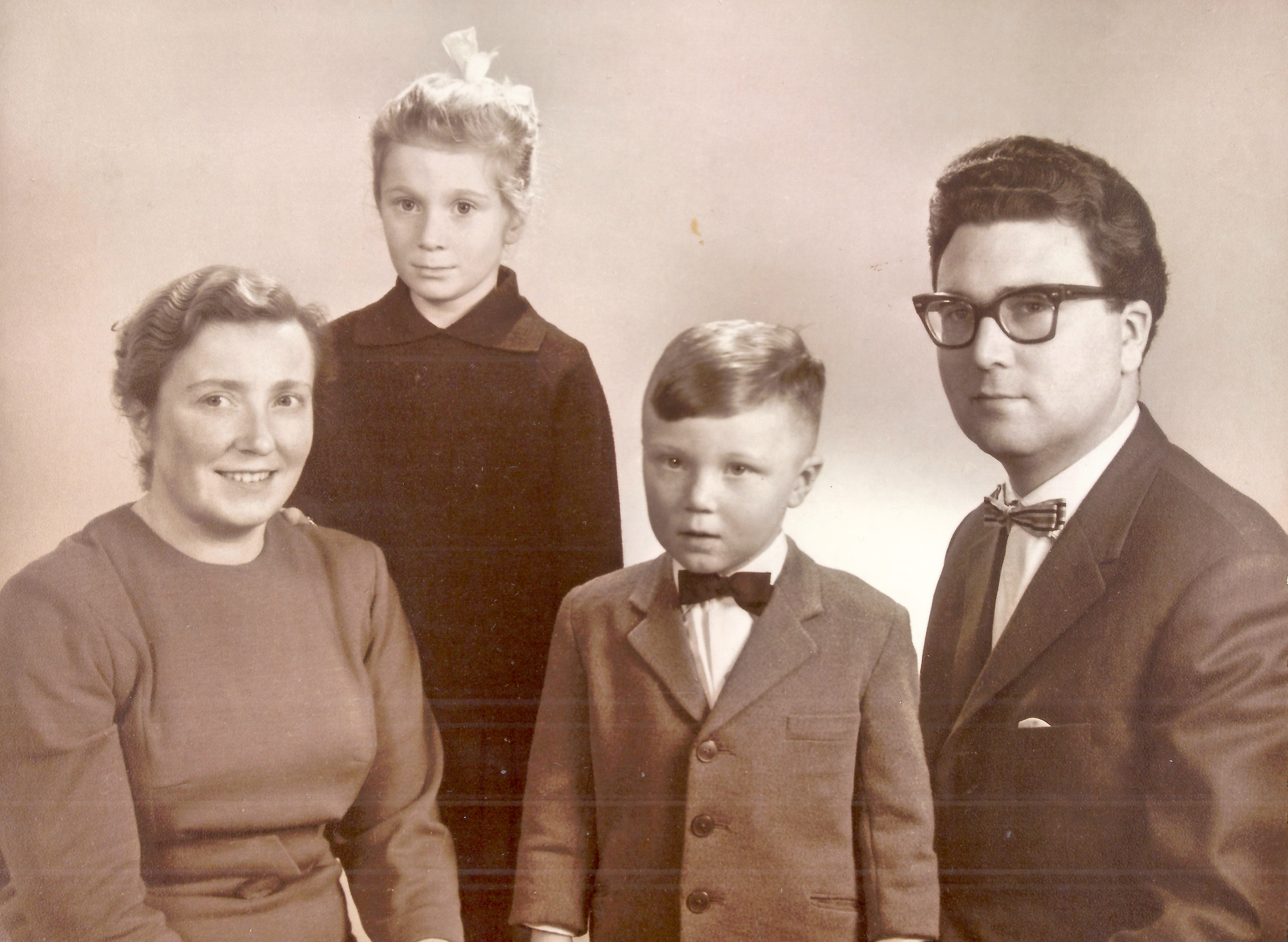 v.l.n.r. Wil, dochter Christien, zoon Berend en Dirk.