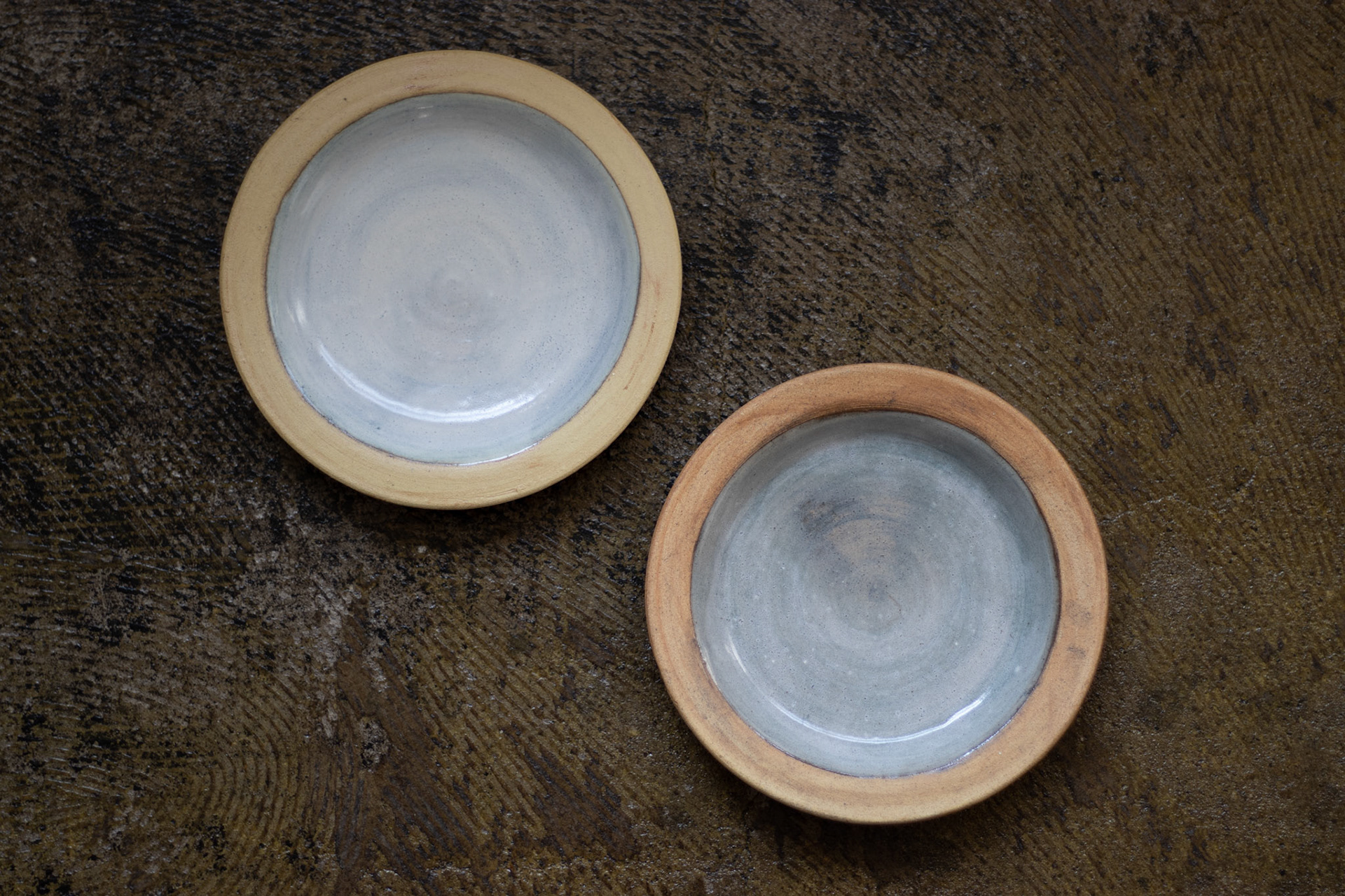 B.リムが素地の色のタイプ