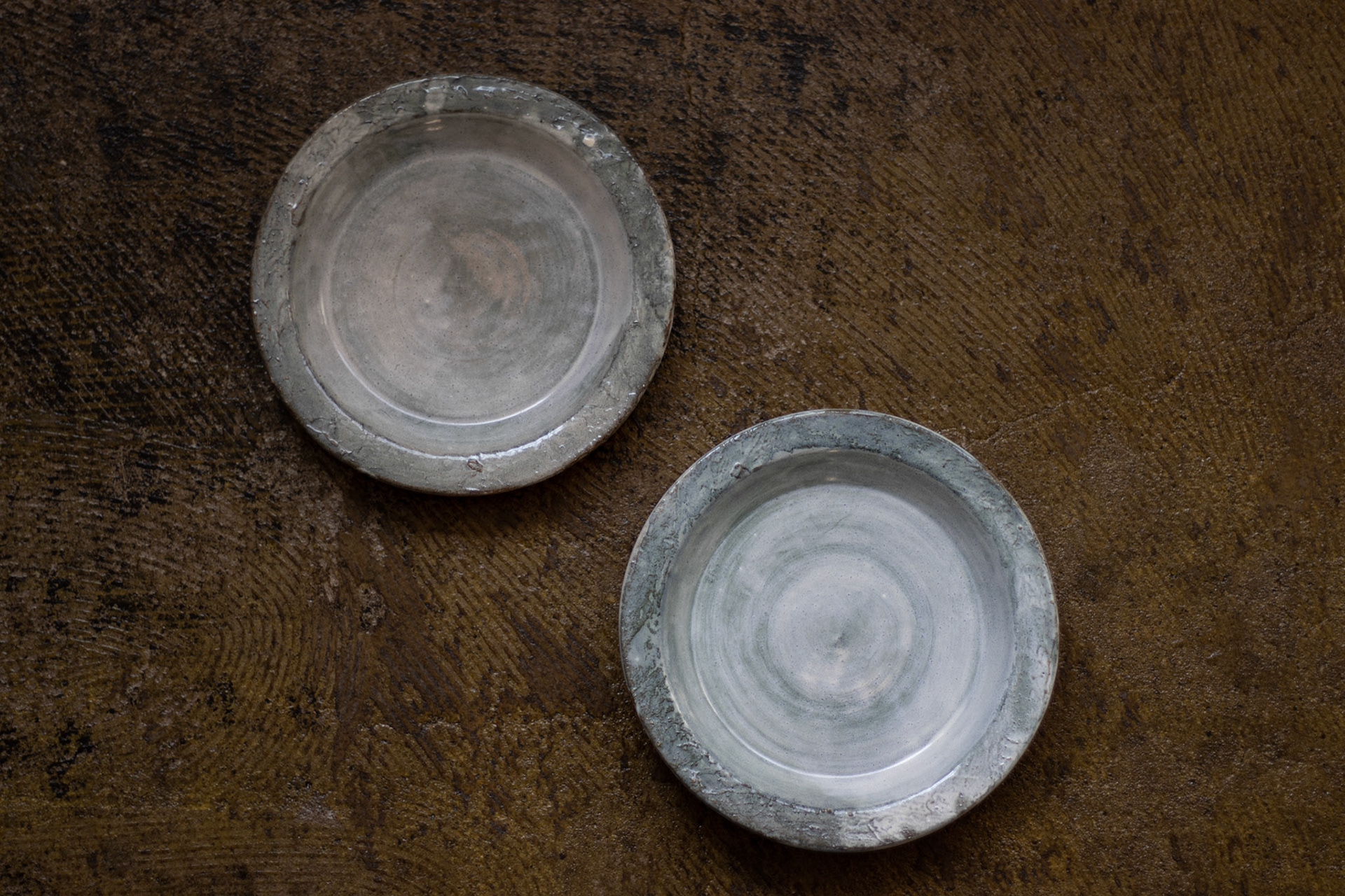 A.リムも施釉されているタイプ