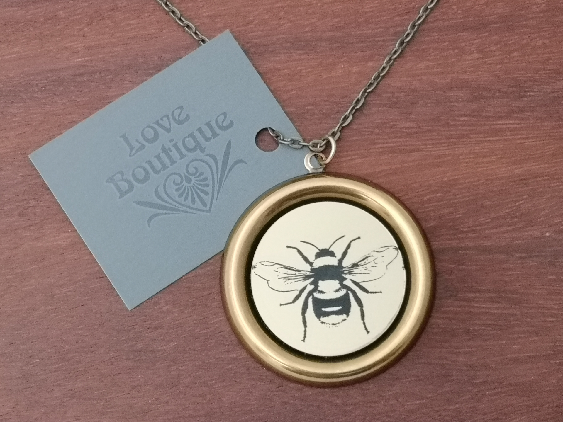 Engraved bee in brass pendant £3.95
