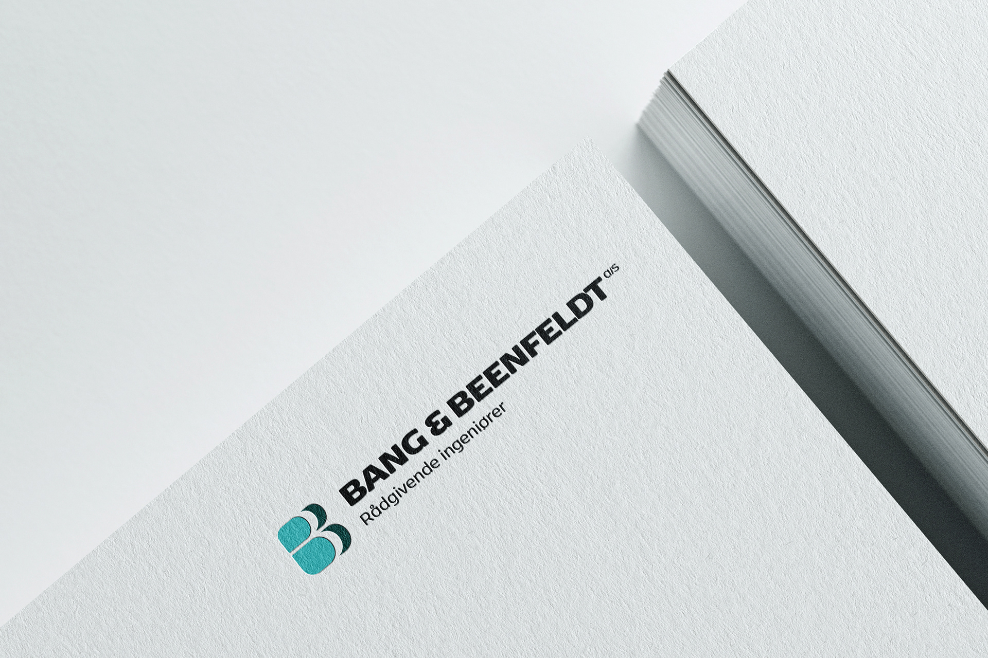 Rådgivende ingeniører Bang & Beenfeldts nye logo på brevpapir i to grønne og en gråsort farve. Bang & Beenfeldt er et rådgivende ingeniørfirma som ligger på Christianshavn i København.