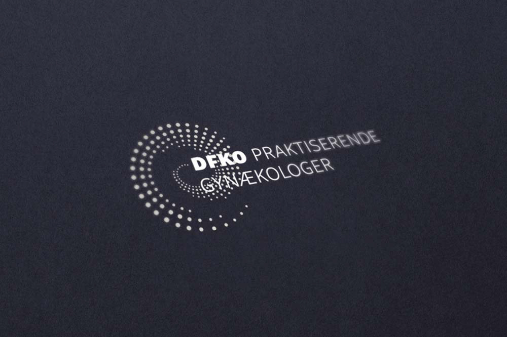 DFKO Praktiserende Gynækologers logo på dyblilla bund, høj faglighed og professionalisme