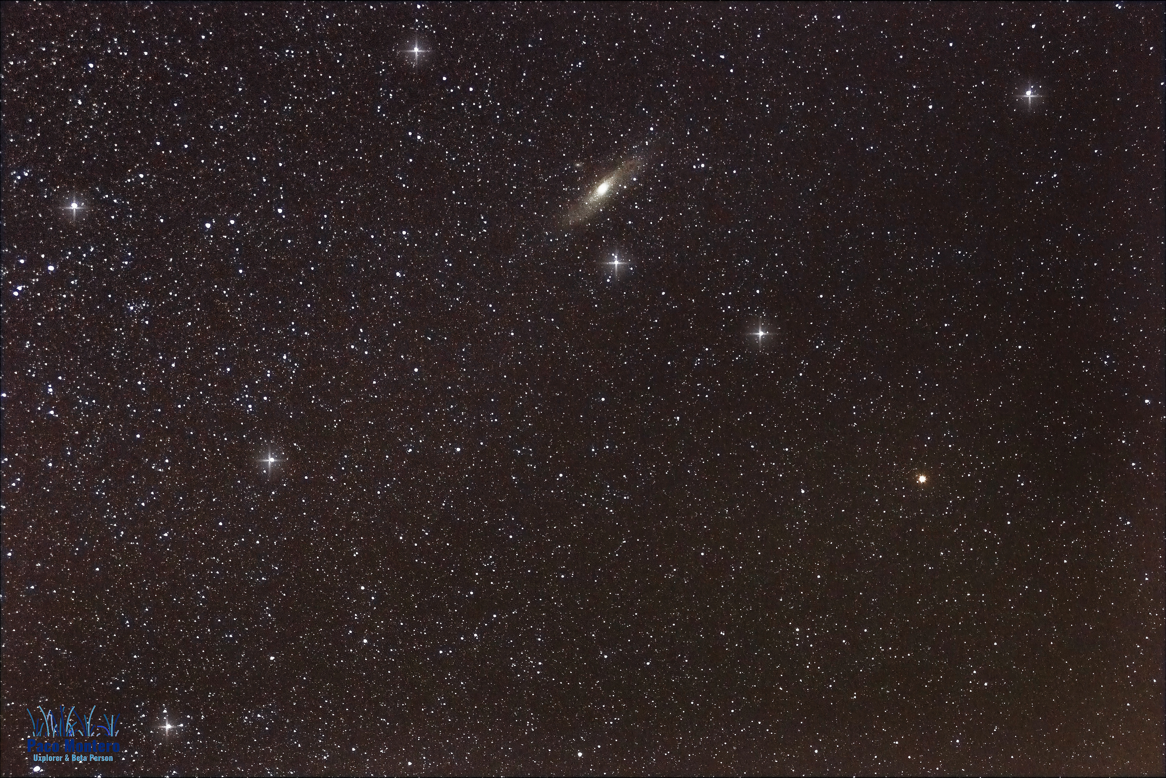 Foto panorámica. La galaxia que se ve es Andrómeda