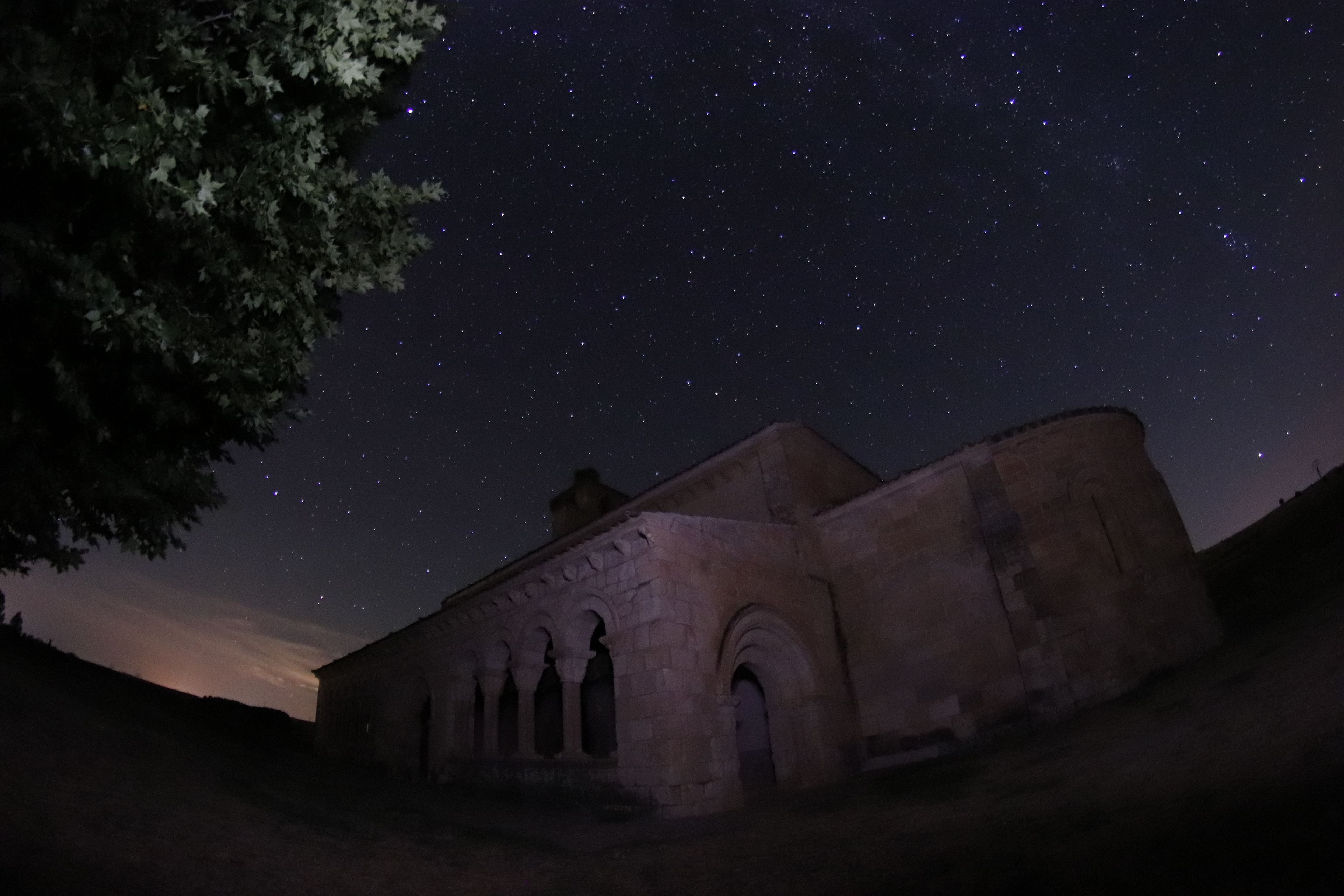 Románico y cielo del oeste
