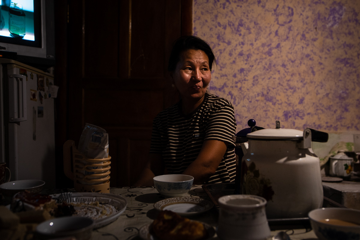 «  Nous avons quitté Kyzylorda il y a 5 ans. Il n’y avait plus de boulot là-bas. A Astana, j’étais sûre de trouver meilleure situation, mais c’est plus compliqué que prévu  ». Comme beaucoup de Kazakhs, Dinara s’est installée avec sa famille et son frère à proximité de la capitale, espérant une vie meilleure.