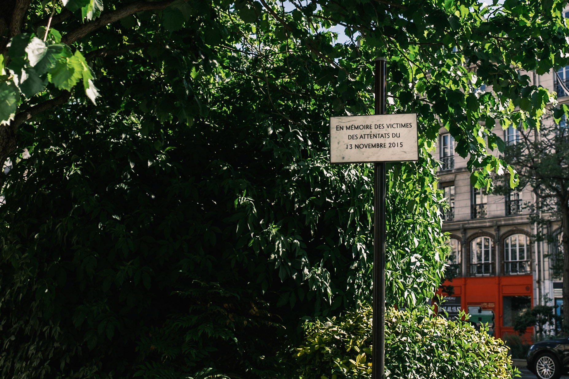 Commemorative plaque next to Les Ogres, attacked in Novembr 13th 2015 (Le Comptoir Voltaire) Paris, France. April 2025, by Maria Kalafatsi
