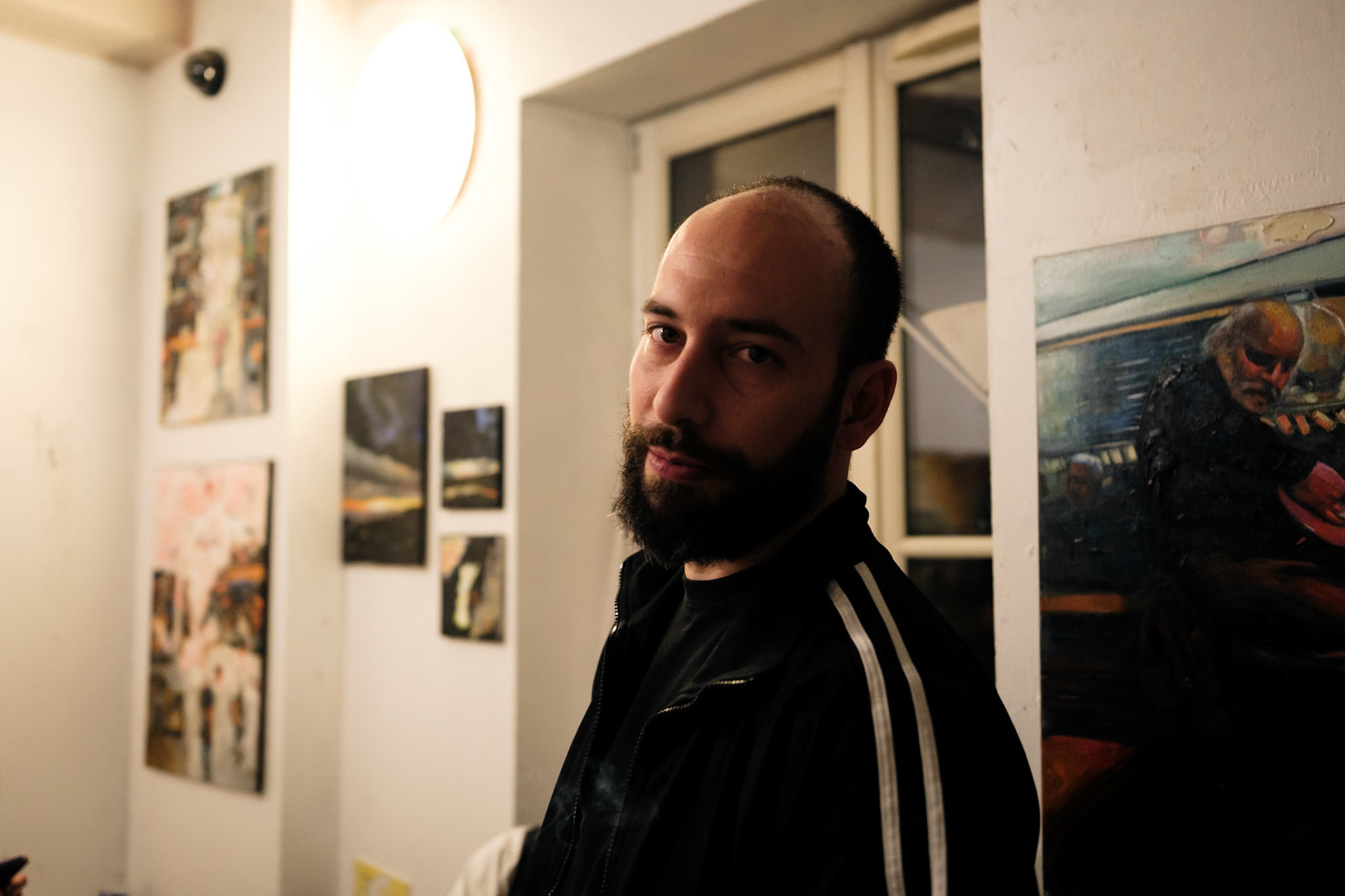 Greek artist Christos Skordas, at his corner of art galery 59 Rivoli in Paris during Nuit Blanche on June 6th, 2026. 59 Rivoli is an art gallery on the 1st department of Paris. Nuit Blanche is a yearly event where many museums stay open till very late, and artistic performances are organized all around the city of Paris, France.Le peintre grec Christos Skordas, a son coin du 59 Rivoli, lors de la Nuit Blanche a Paris le 6 juin 2026. Le 59 Rivoli est une galerie d'art situee dans le 1er arrondissement de Paris. La Nuit Blanche est un evenement annuel durant lequel de nombreux musees restent ouverts tres tard et des performances artistiques sont organisees dans toute la ville de Paris, en France.