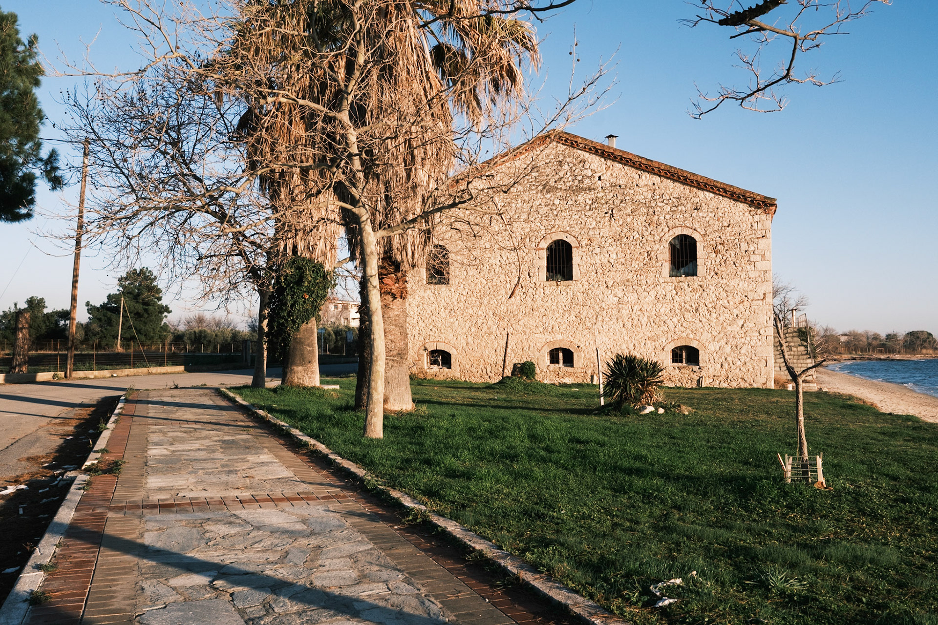 Μαγαζάρα, αρσανάς μετοχικού συγκροτήματος Μονής Βατοπεδίου. Παραλία Νέας Τρίγλιας.Κατασκευή αρχές 20ου αιώνα. Ιανουάριος 2025, Maria Kalafatsi