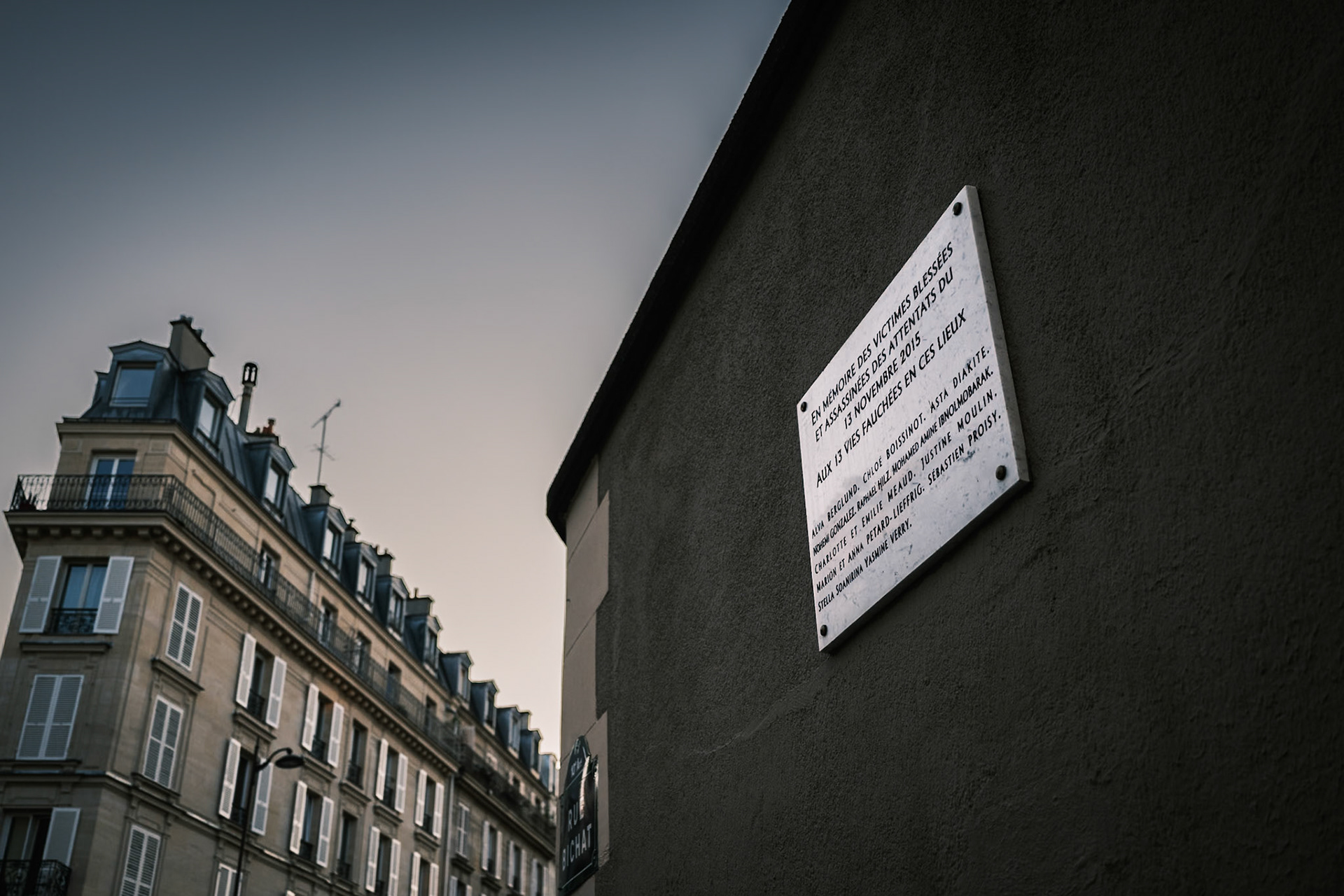 Plaque across from e Petit Cambodge &amp; Le Carillon in commemoration of the victims of the November 13th 20125 Attacks in Paris, France. June 2025, by Maria Kalafatsi.
