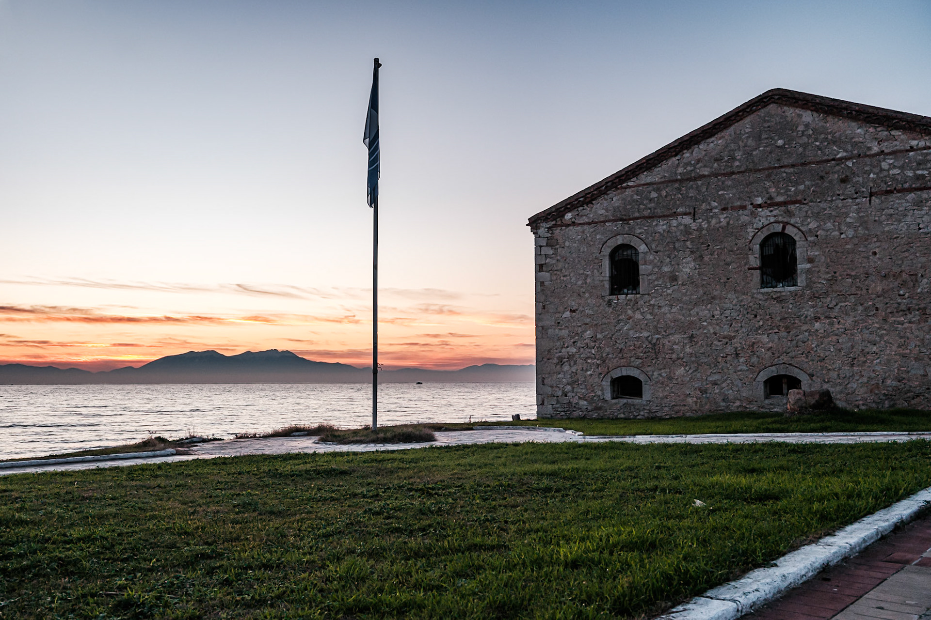 Μαγαζάρα, αρσανάς μετοχικού συγκροτήματος Μονής Βατοπεδίου. Παραλία Νέας Τρίγλιας.Κατασκευή αρχές 20ου αιώνα. Ιανουάριος 2025, Maria Kalafatsi