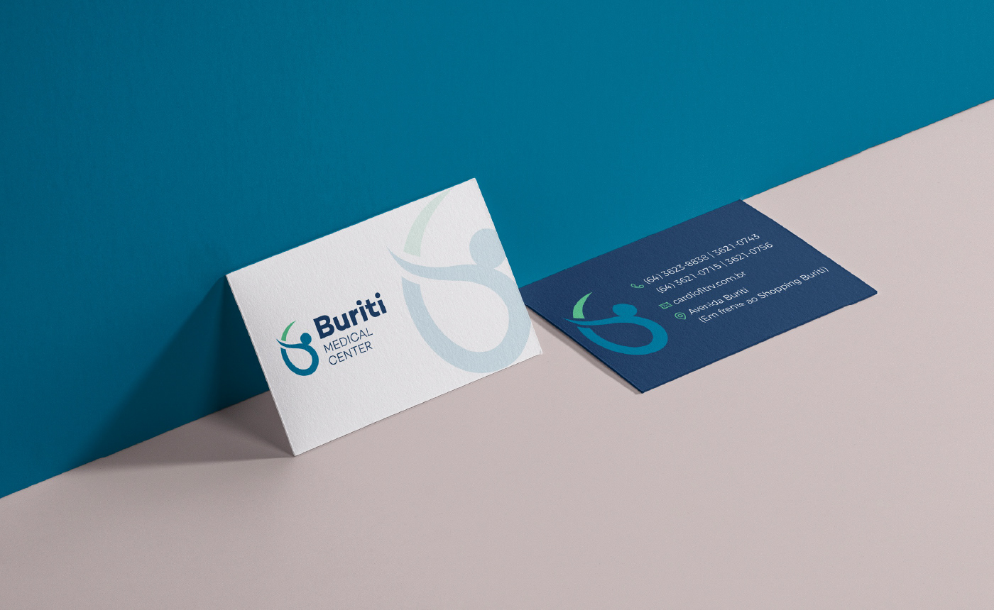 Cartão de visita do Buriti - Medical Center, com logo e informações de contato, nas cores azul, verde e branco.