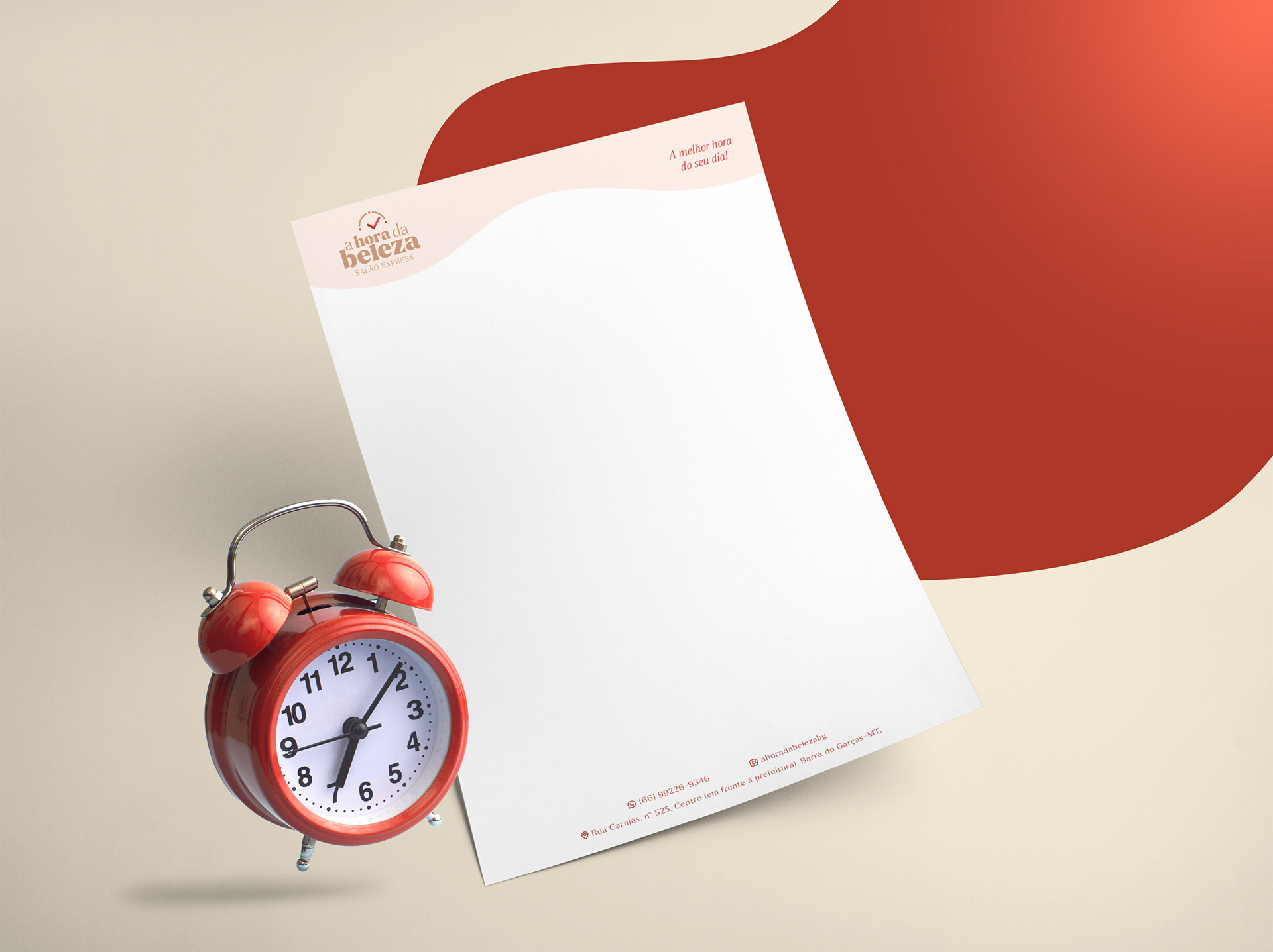 Design de material promocional com relógio vermelho e papel timbrado de 'A Hora da Beleza Salão Express' sobre fundo bicolor.