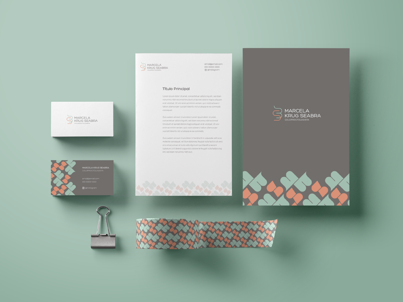 Identidade Visual de coloproctologista, imagem de papelaria personalizada com logotipo, padrão de textura, cores cinza, verde e salmão.