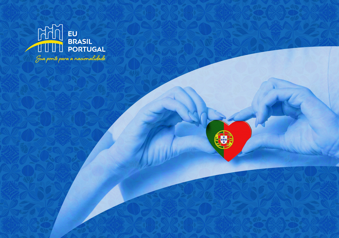 Fundo azul com textura de elementos da natureza, o logo e uma imagem de duas mãos segurando um coração com a bandeira de Portugal.