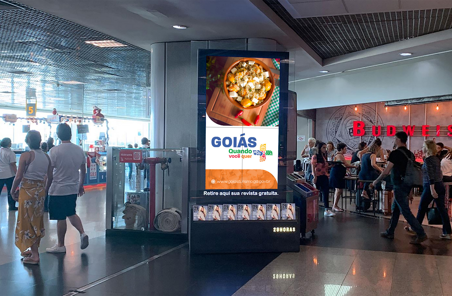 Totem digital de divulgação da Campanha "Goiás, quando você quer +" em aeroporto.