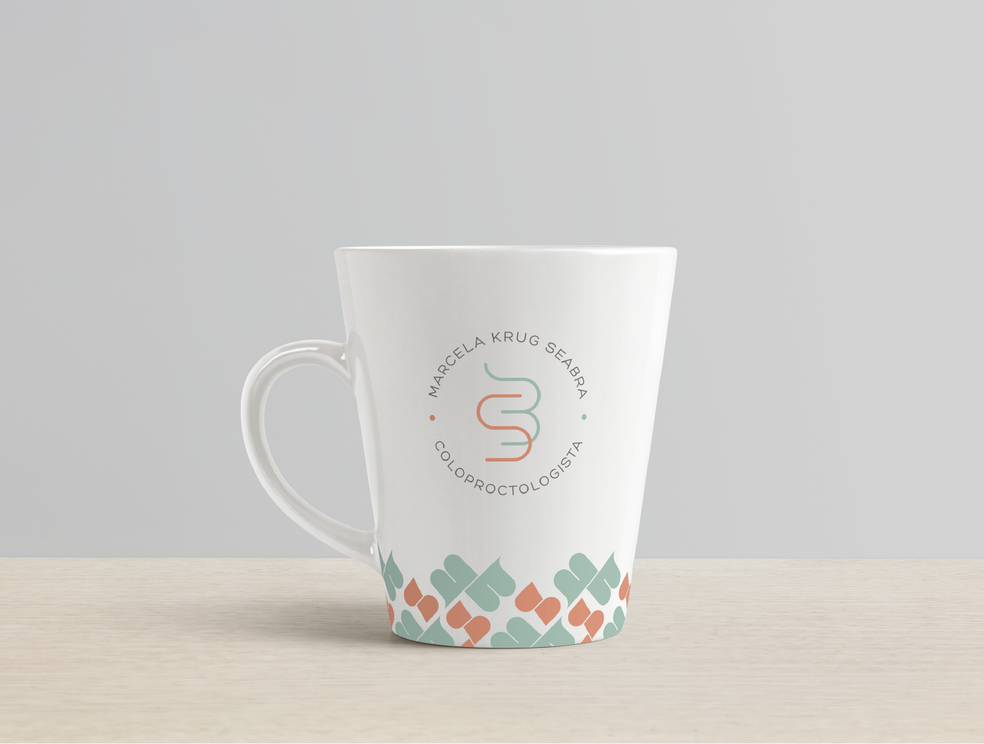 Caneca personalizada para coloproctologista com logo e textura personalizada.