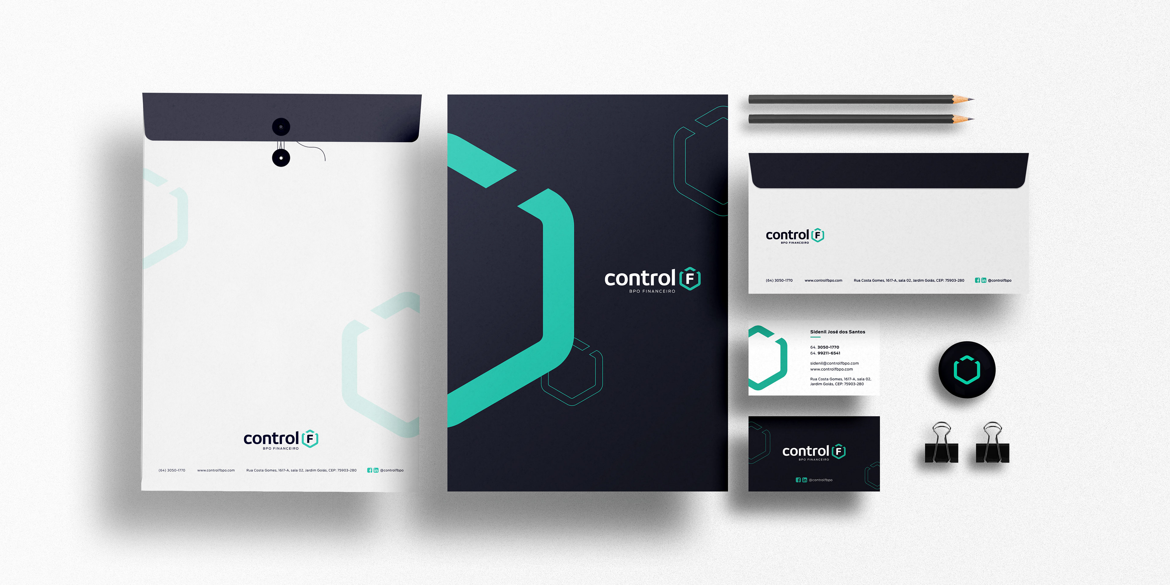 Envelopes e cartão de visita da Control F - BPO Financeiro, com logo e informações de contato, nas cores cinza escuro, verde e branco.