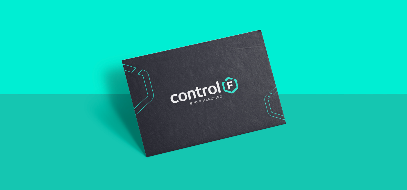 Identidade visual de Control F - BPO Financeiro, cartão cinza escuro com logo branca em um fundo verde.