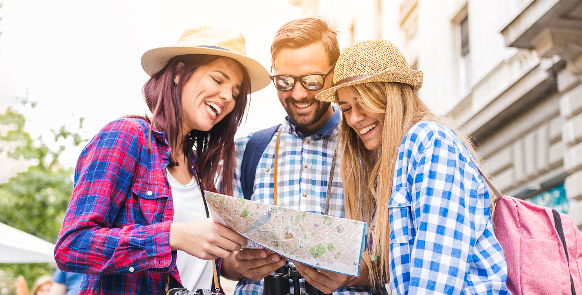 Três turistas olhando um mapa.
