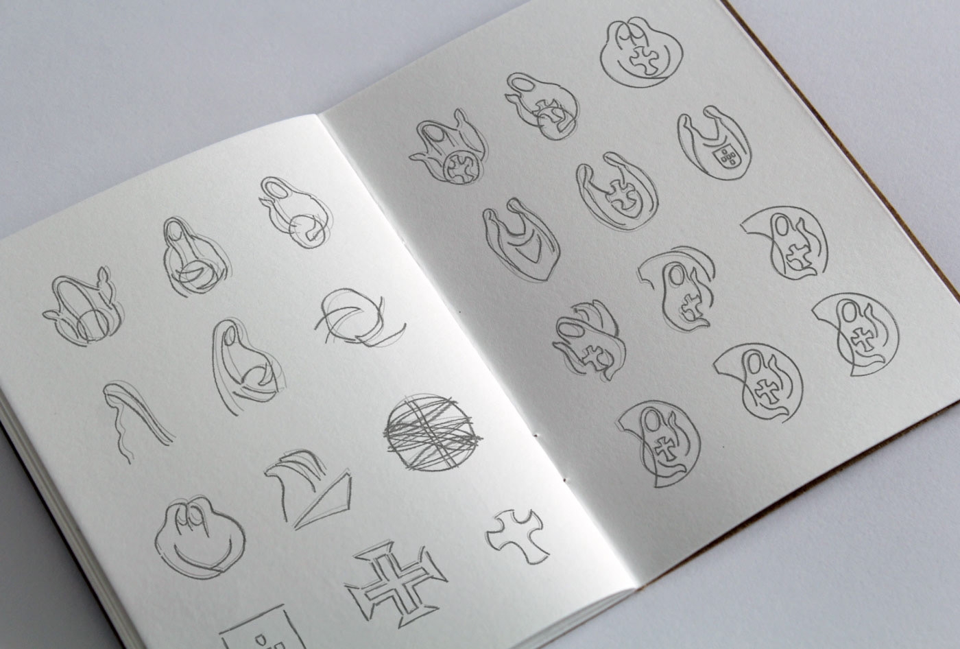 Rascunhos para criação do logo da JMJ Lisboa 2023