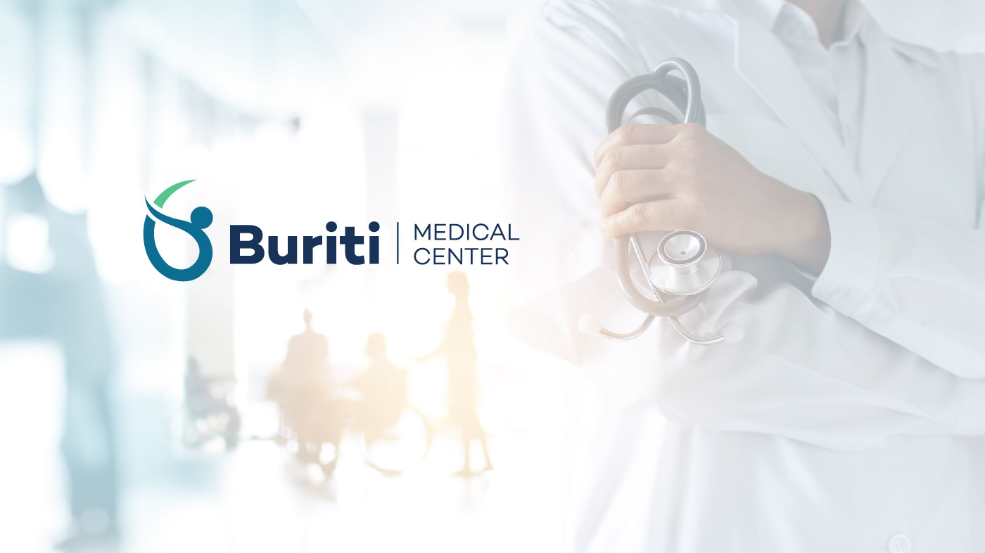 Identidade visual do Buriti - Medical Center, logo nas cores azul e verde, fundo com imagem de um médico.