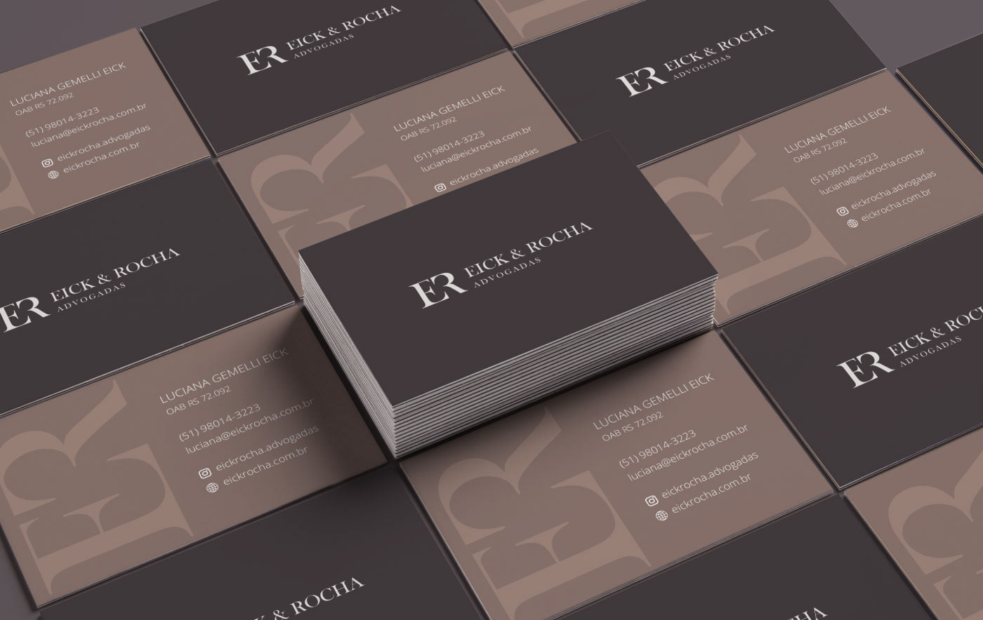 Cartões de visita com a identidade visual da Eick & Rocha advogadas, estilo minimalista, tons de marrom.