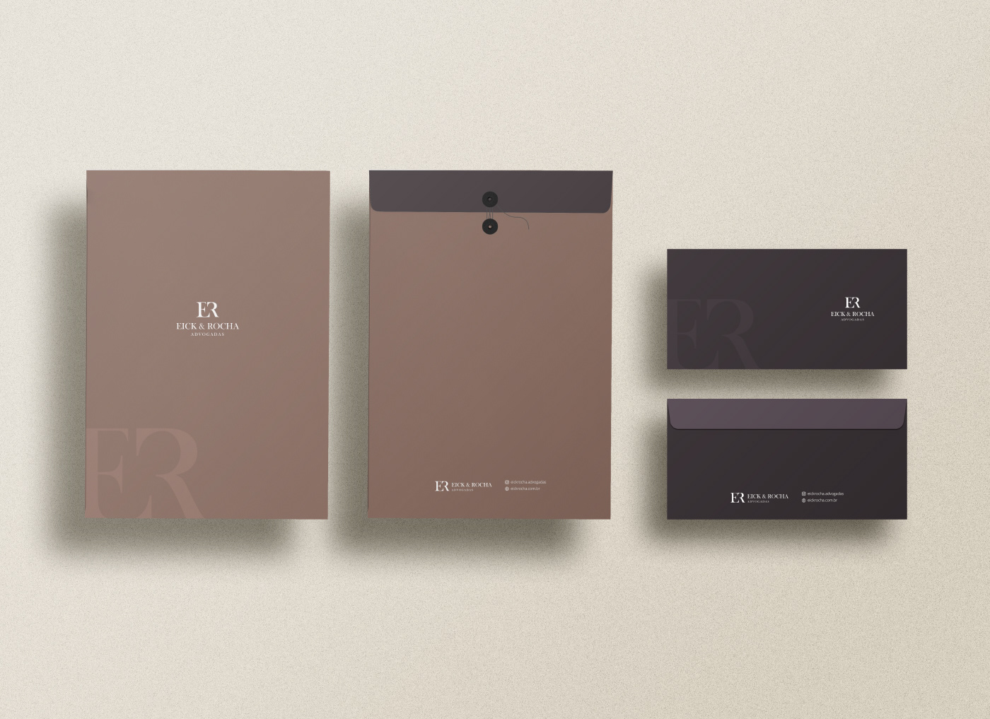 Envelopes da Eick & Rocha Advogadas com logo e informações de contato, em tons de marrom.