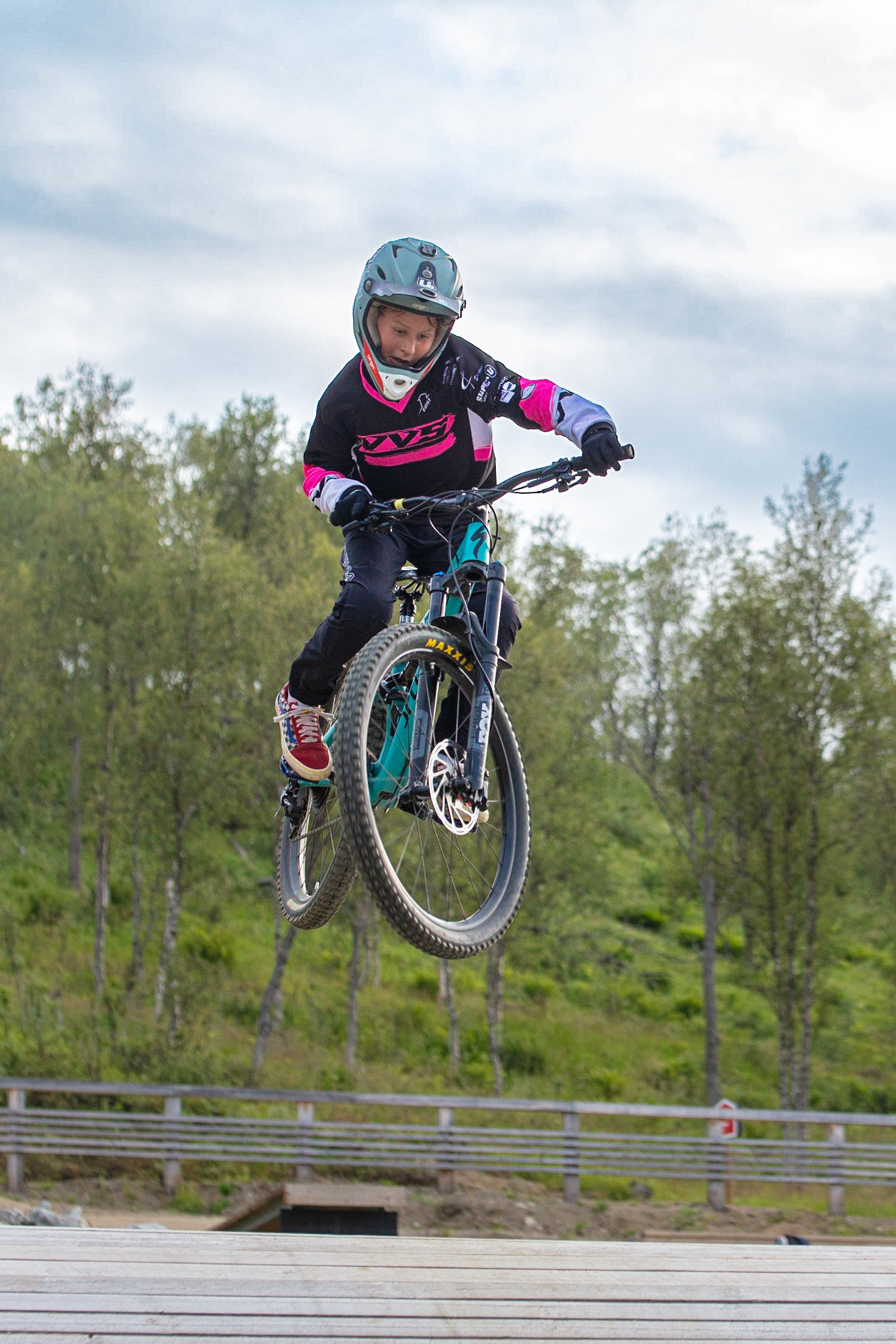 Saut en vélo avec une figure