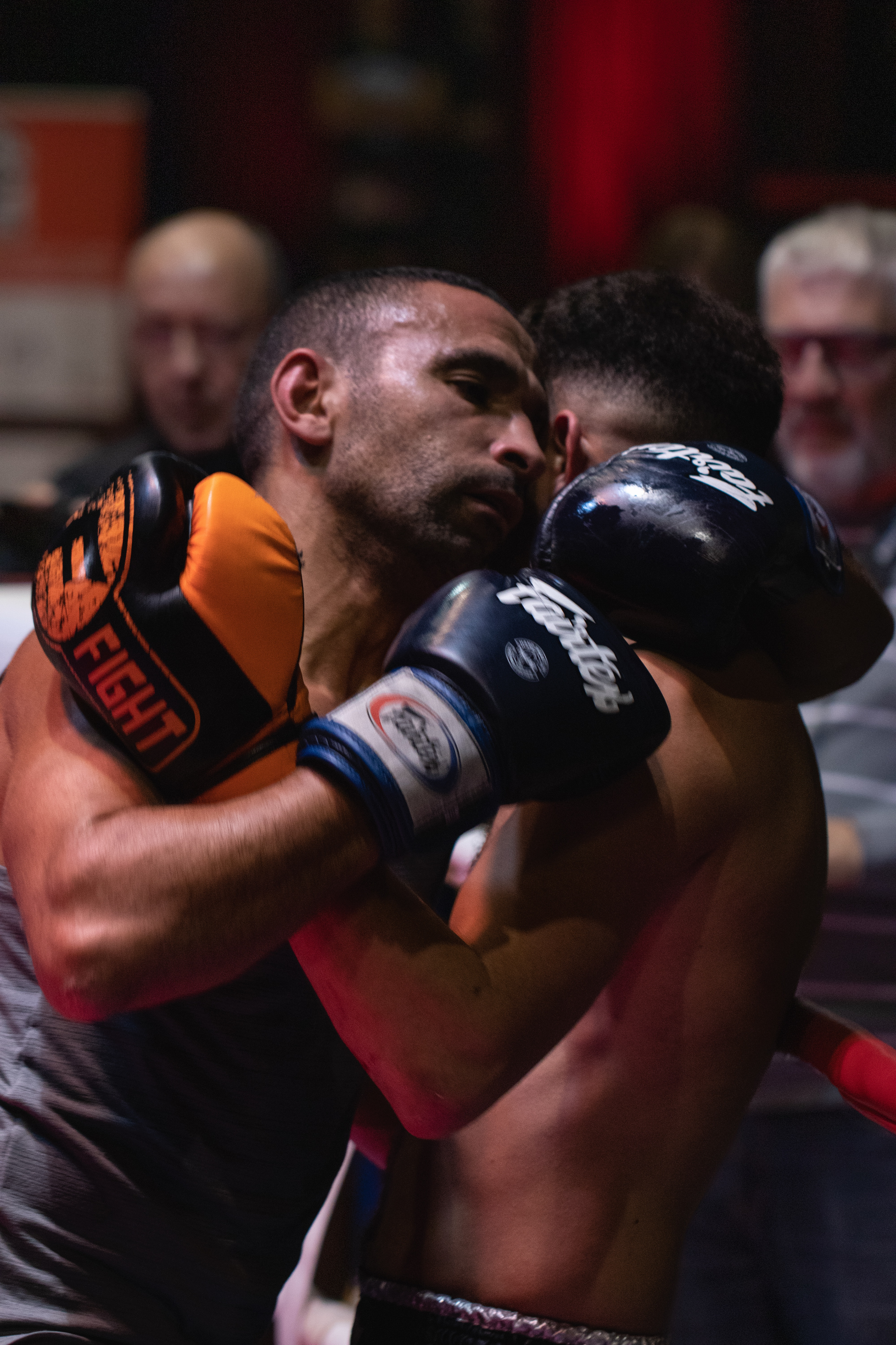 Combat de boxe sur le ring, contact