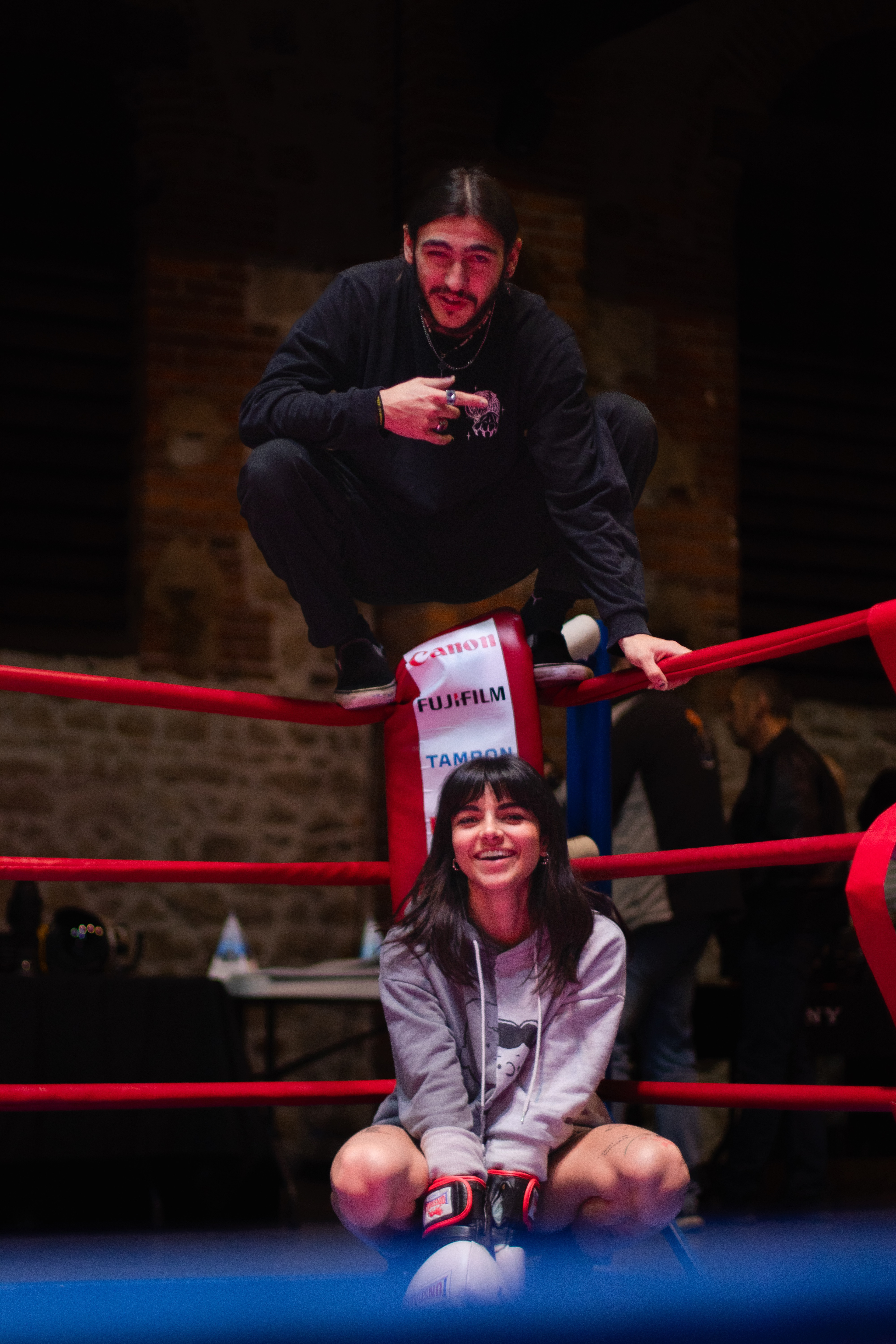 Danseurs dans le ring de boxe