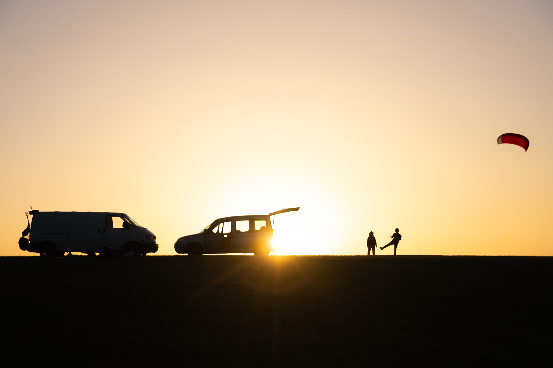 Coucher de soleil avec une personne qui fait du Kite