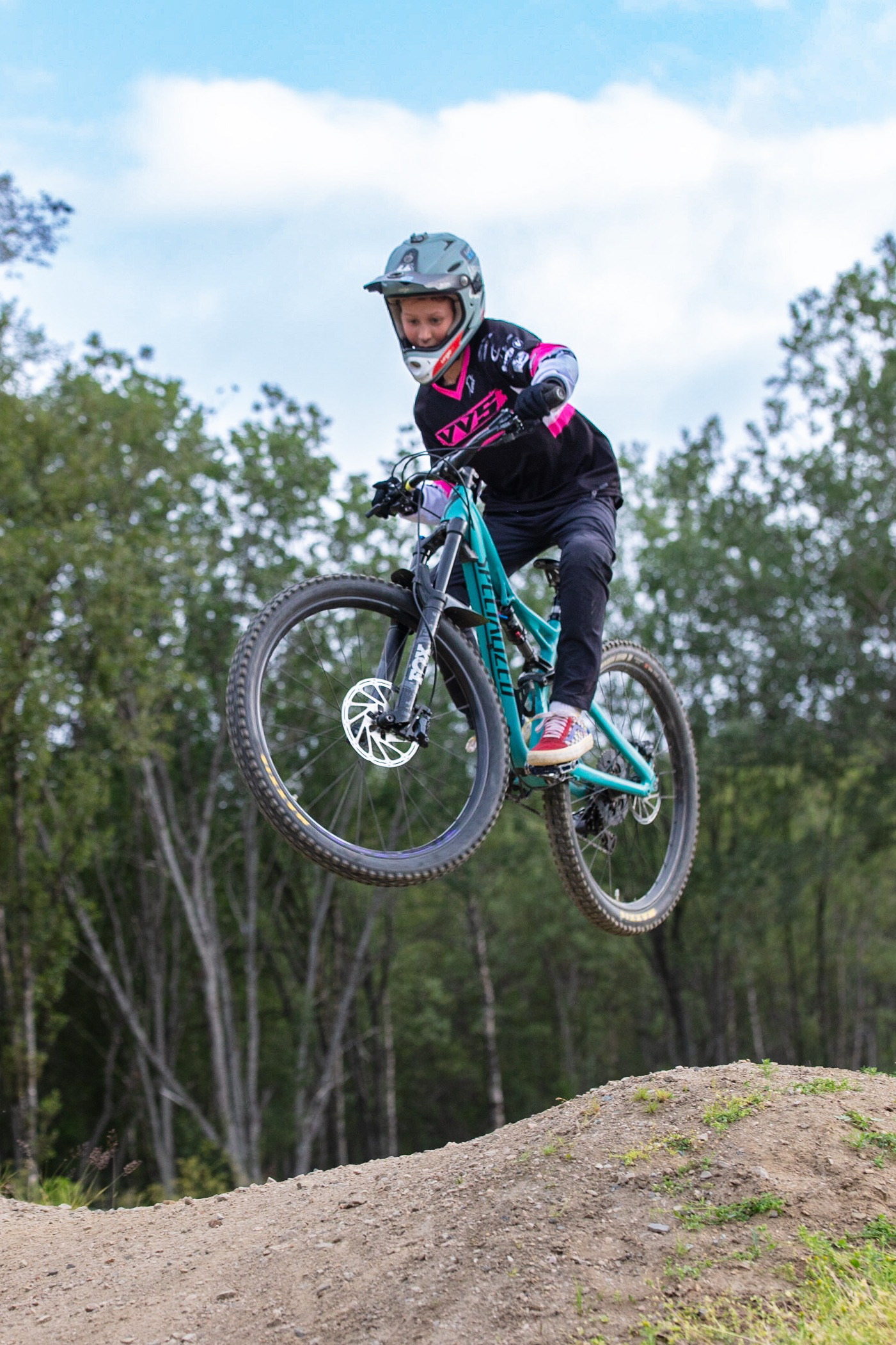 Saut en vélo d’une table en terre avec figure