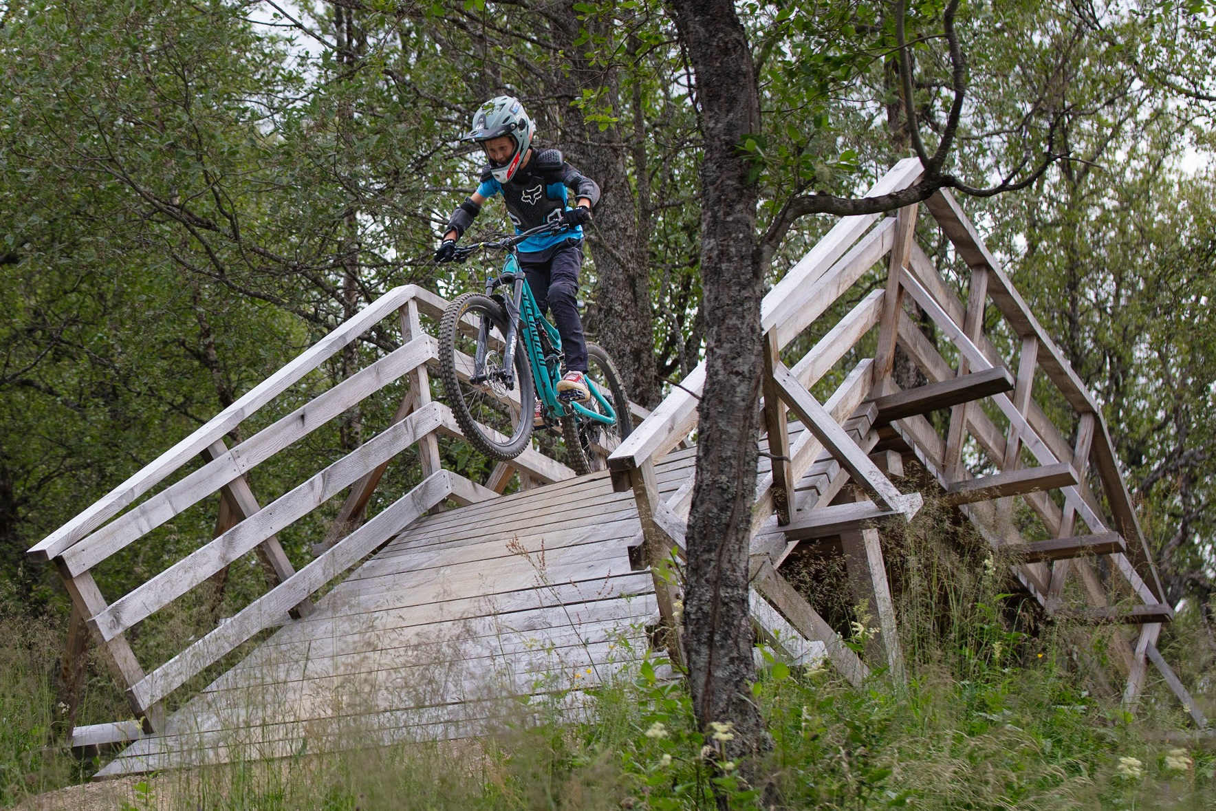 Saut en vélo d’une sortie de table en bois