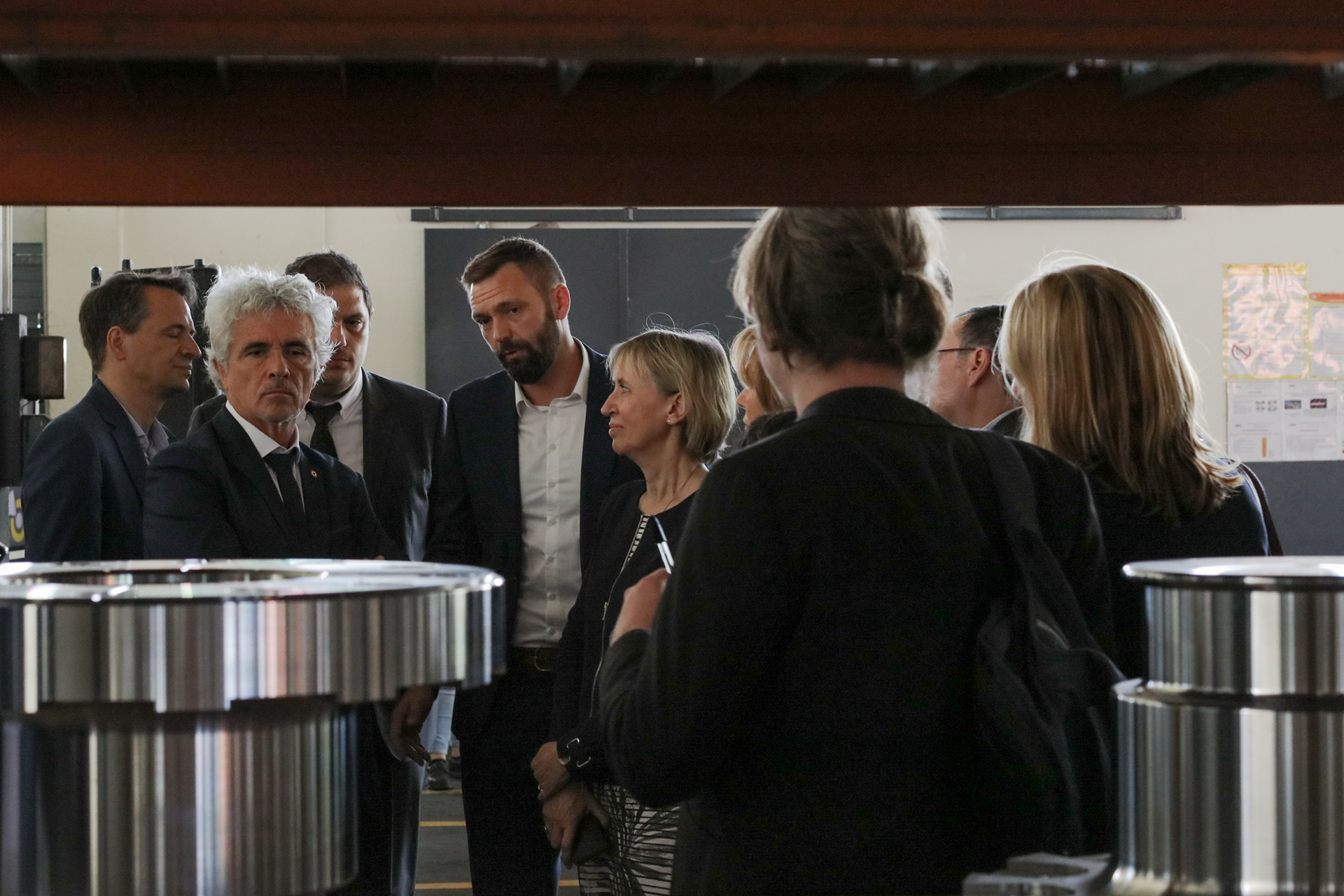 Le directeur de la forge accompagner des personnes qui visitent l’entreprise