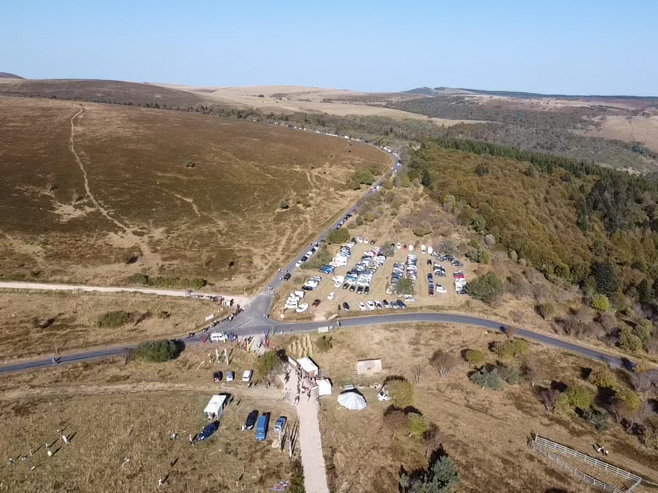 Plan d’ensemble en drone de l’entrée et du parking de la fête