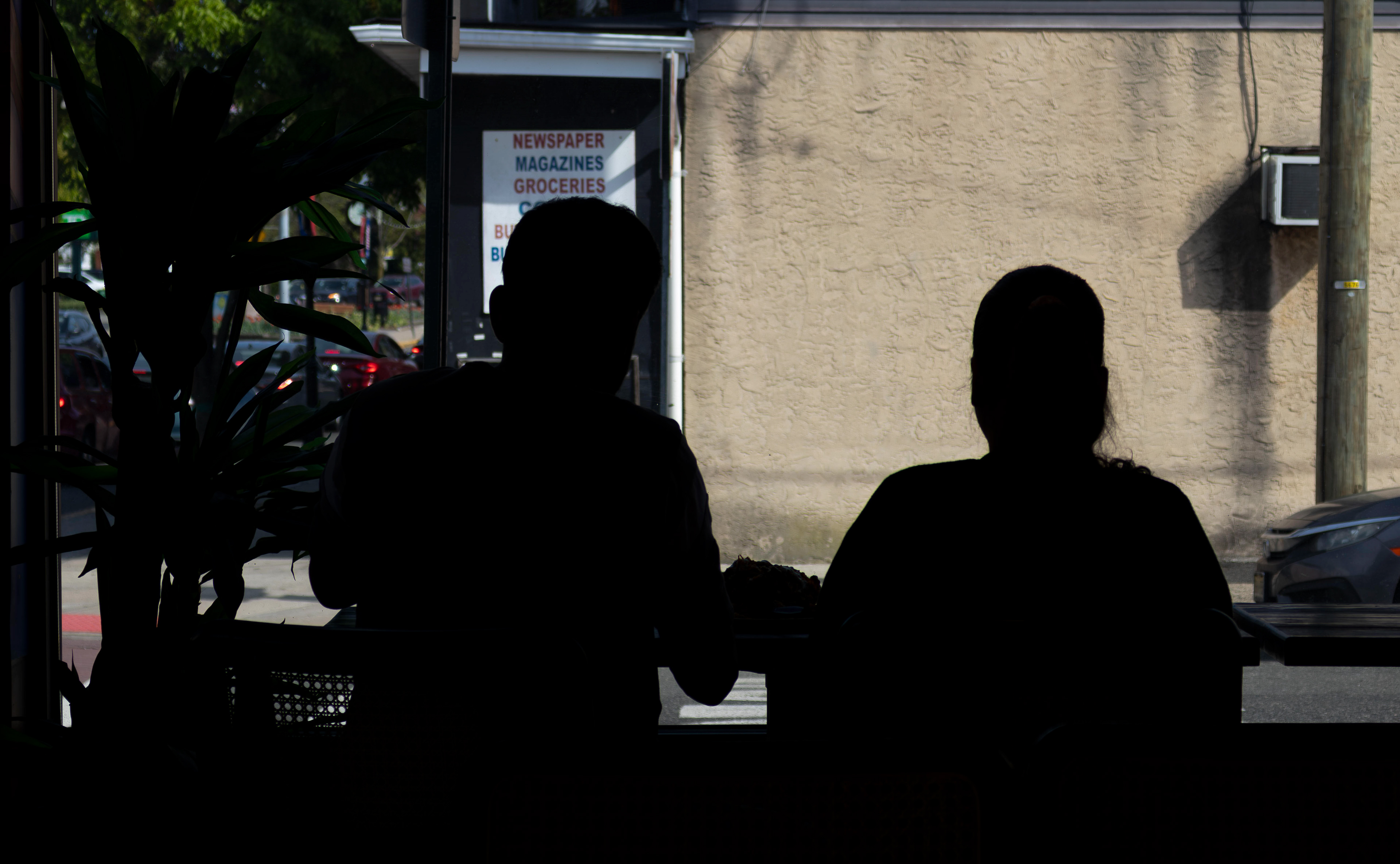 A couple sit down to enjoy their gol guppa. Photo by Sunah Choudhry.
