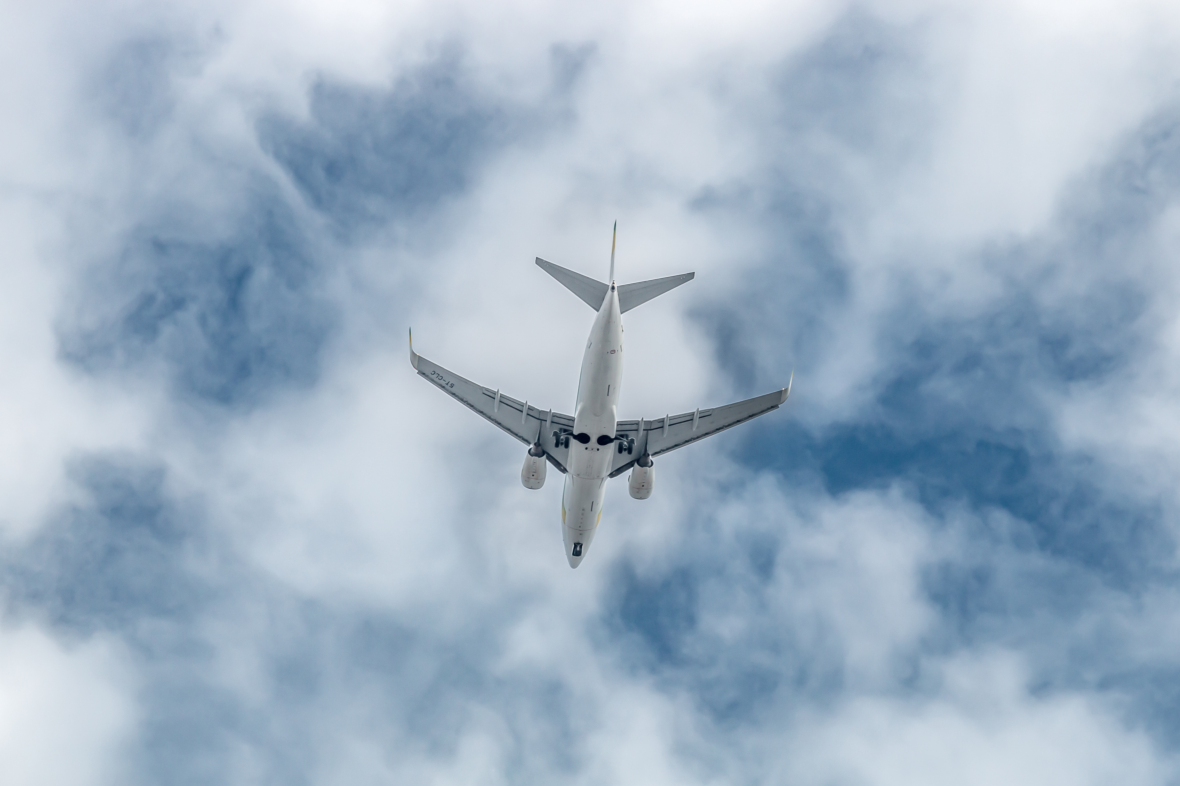 Un avion de ligne dans le ciel