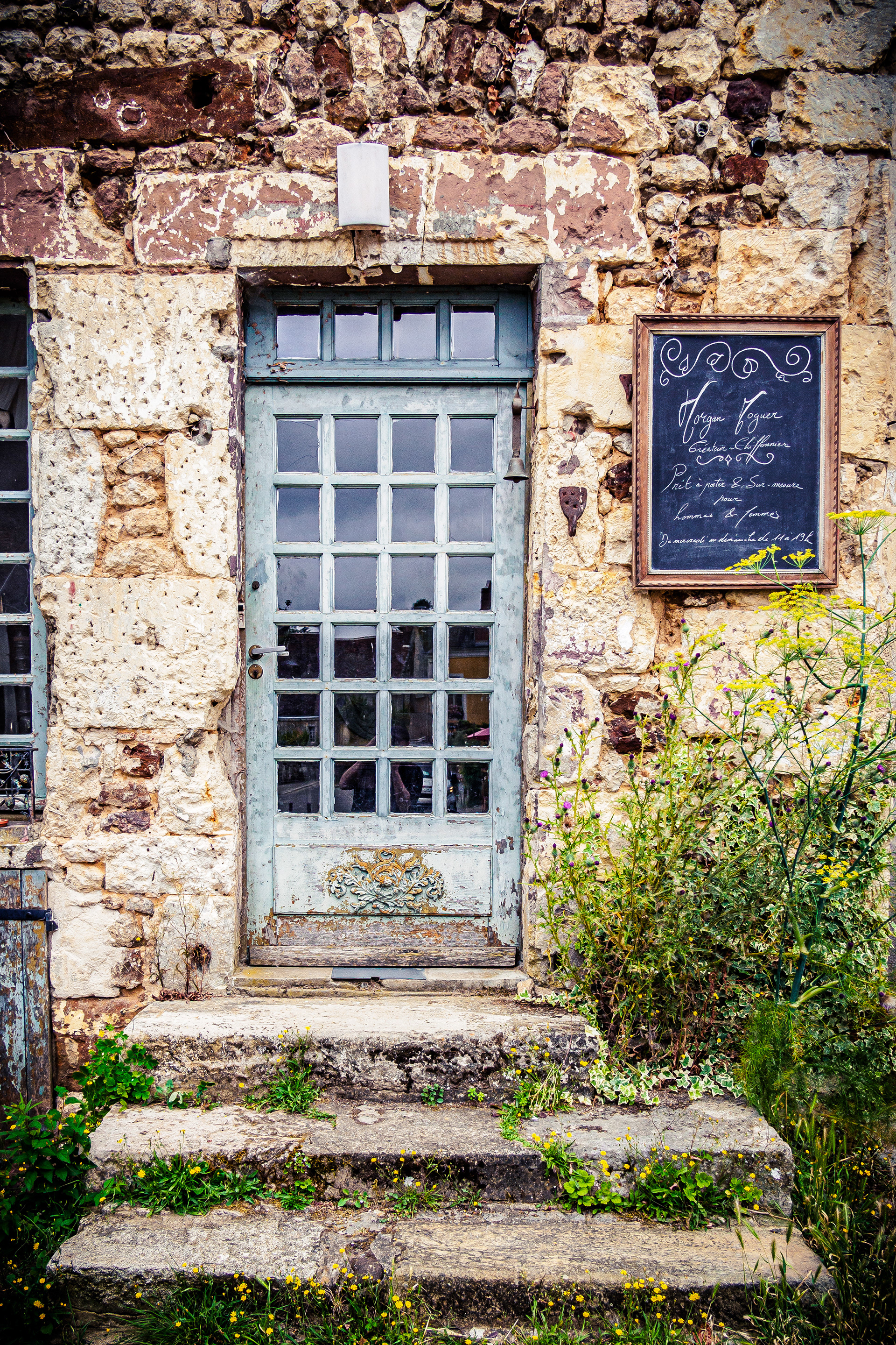 Une porte dans le village de La Perrière