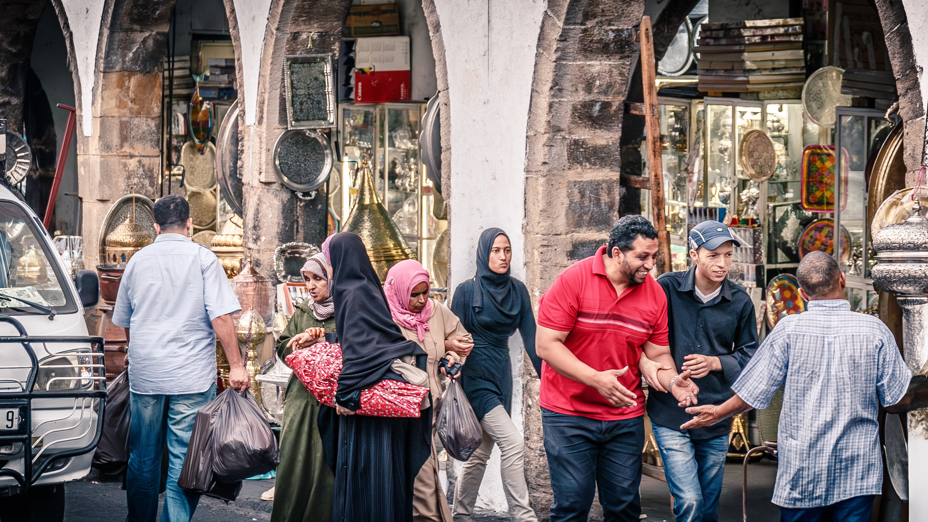 Des gens qui négocient, souk de Habous (Casablanca)
