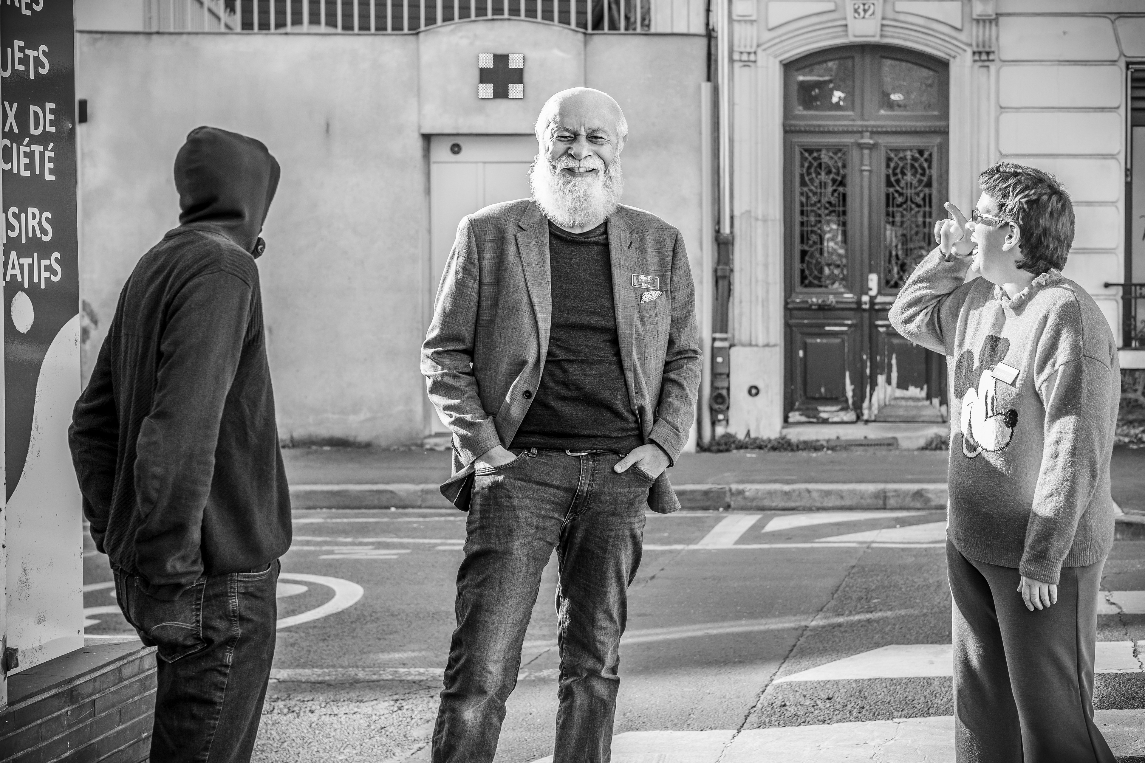 Deux hommes et une femme qui sourient